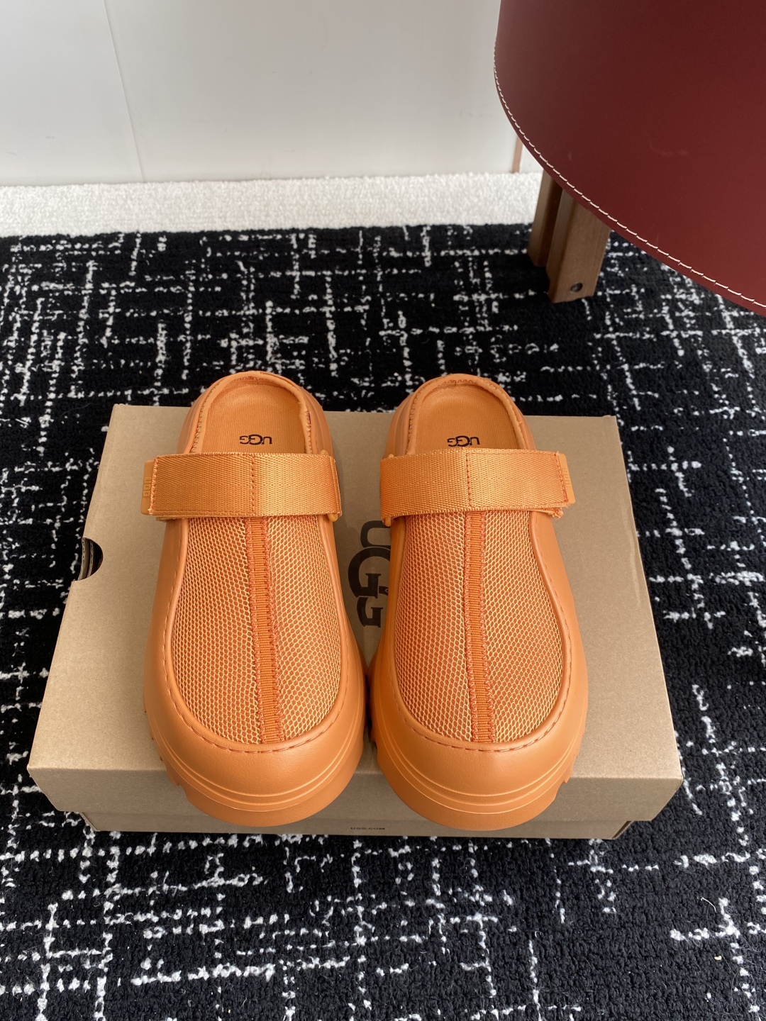 东莞代购级
UGG25ss 新款 勃肯 包头拖 这个品牌我就心动了

代购找很久才买到货，真的一鞋难求，