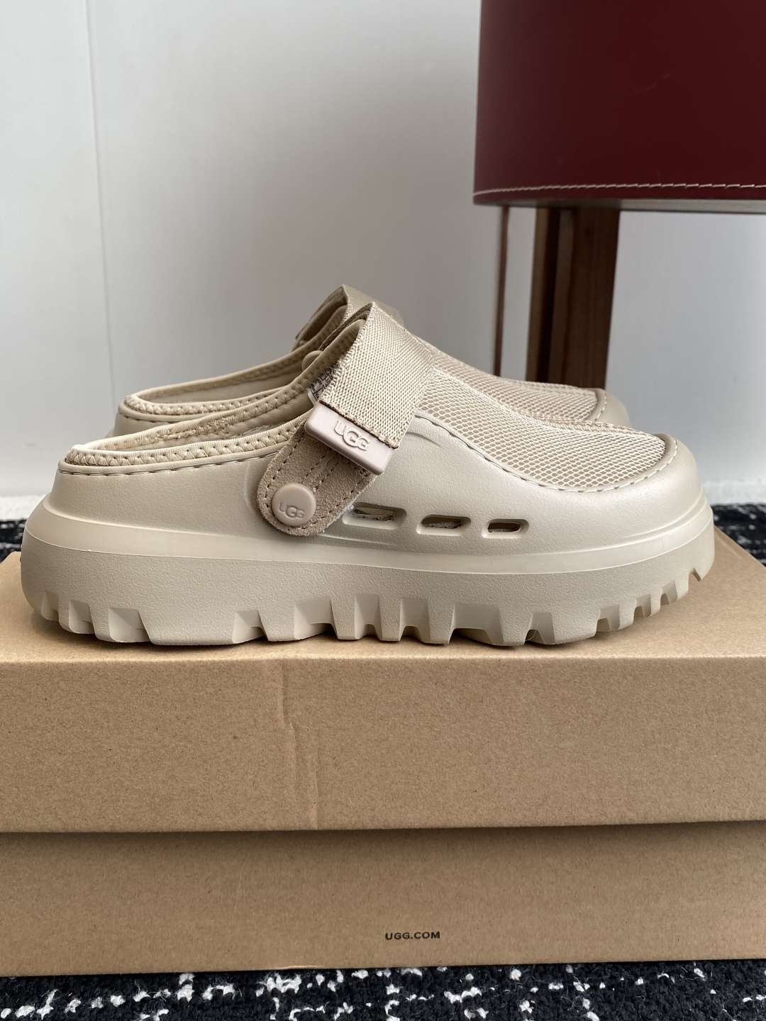 东莞代购级
UGG25ss 新款 勃肯 包头拖 这个品牌我就心动了

代购找很久才买到货，真的一鞋难求，
