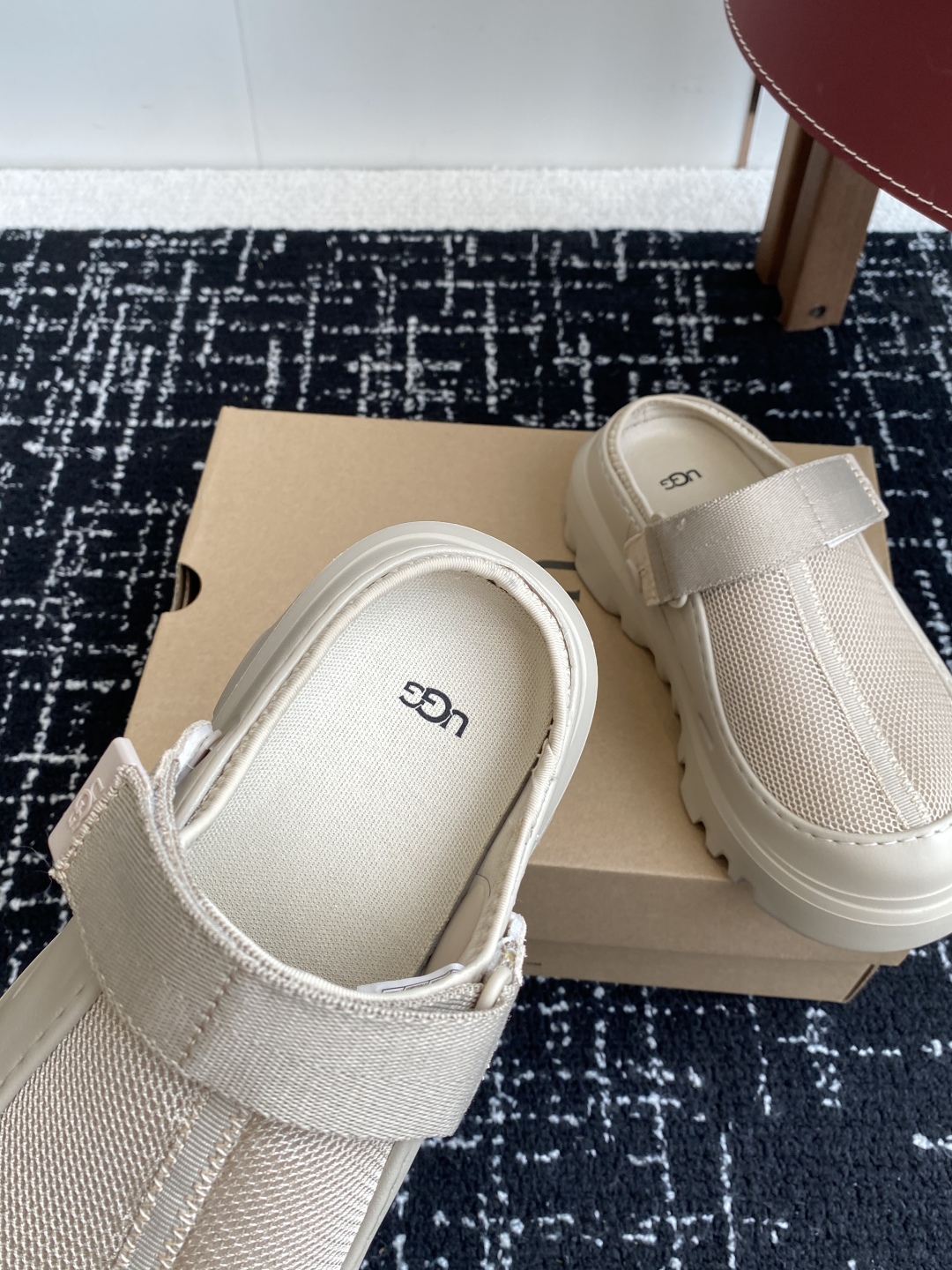 东莞代购级
UGG25ss 新款 勃肯 包头拖 这个品牌我就心动了

代购找很久才买到货，真的一鞋难求，