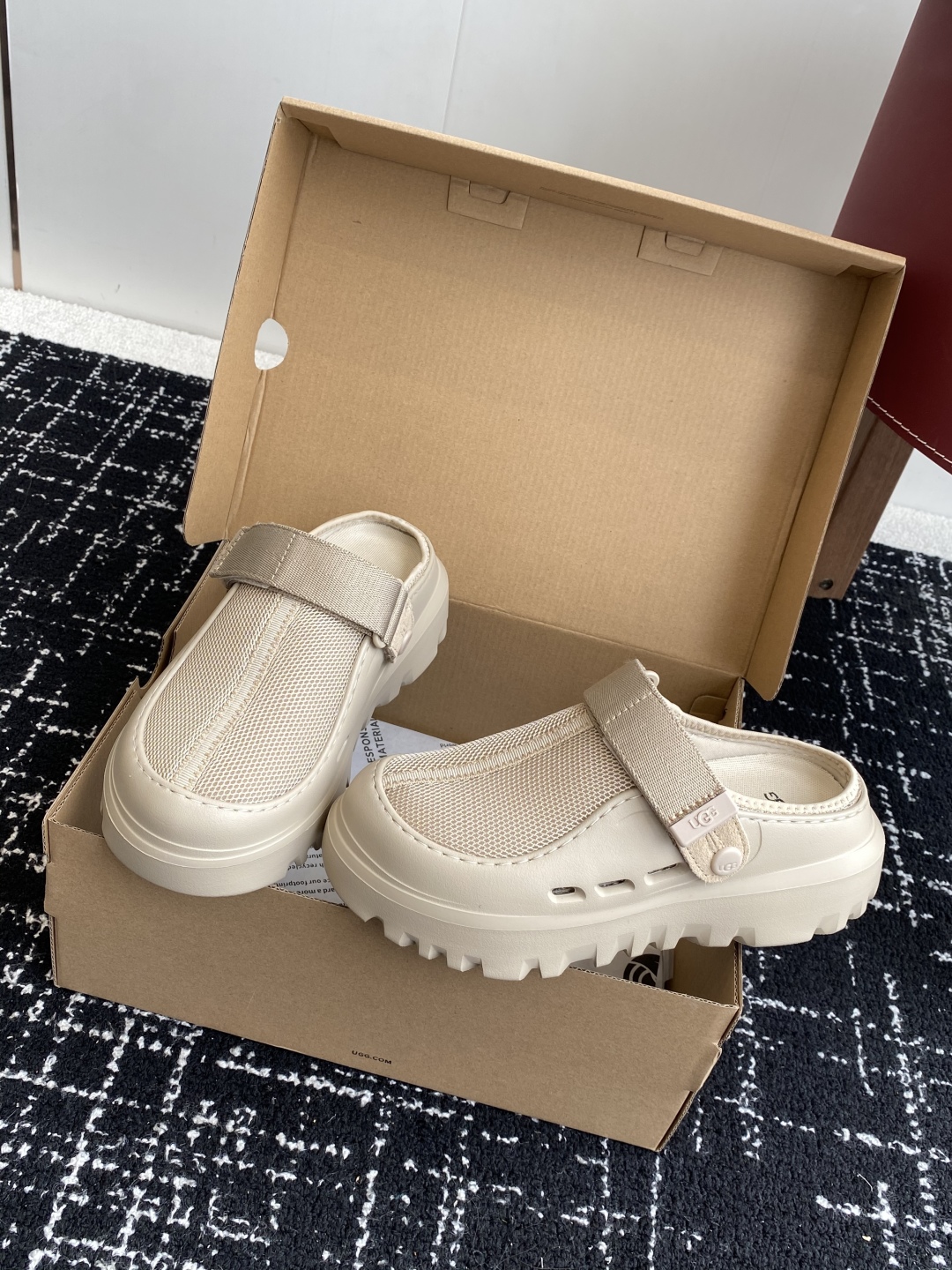 东莞代购级
UGG25ss 新款 勃肯 包头拖 这个品牌我就心动了

代购找很久才买到货，真的一鞋难求，