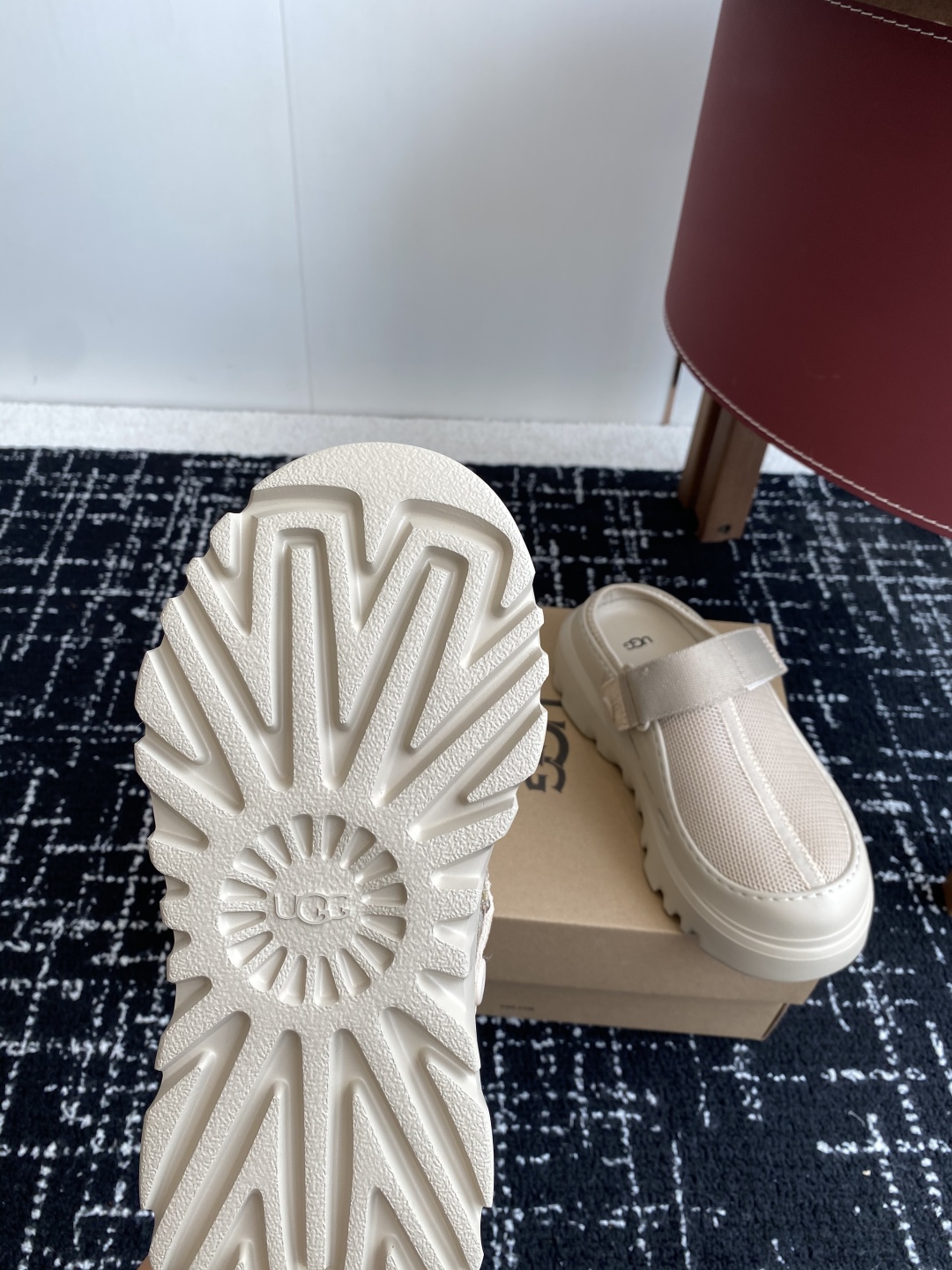 东莞代购级
UGG25ss 新款 勃肯 包头拖 这个品牌我就心动了

代购找很久才买到货，真的一鞋难求，