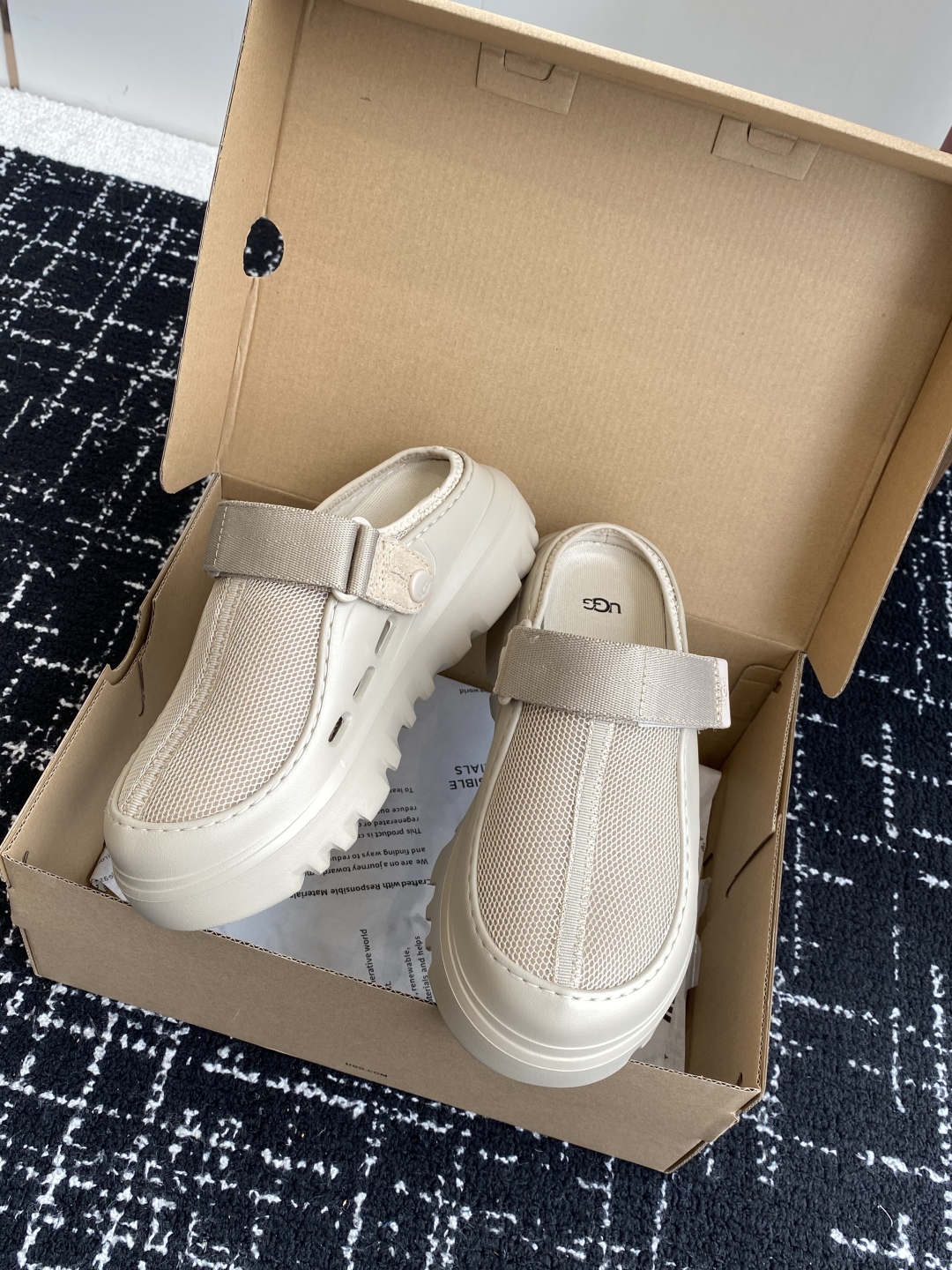 东莞代购级
UGG25ss 新款 勃肯 包头拖 这个品牌我就心动了

代购找很久才买到货，真的一鞋难求，