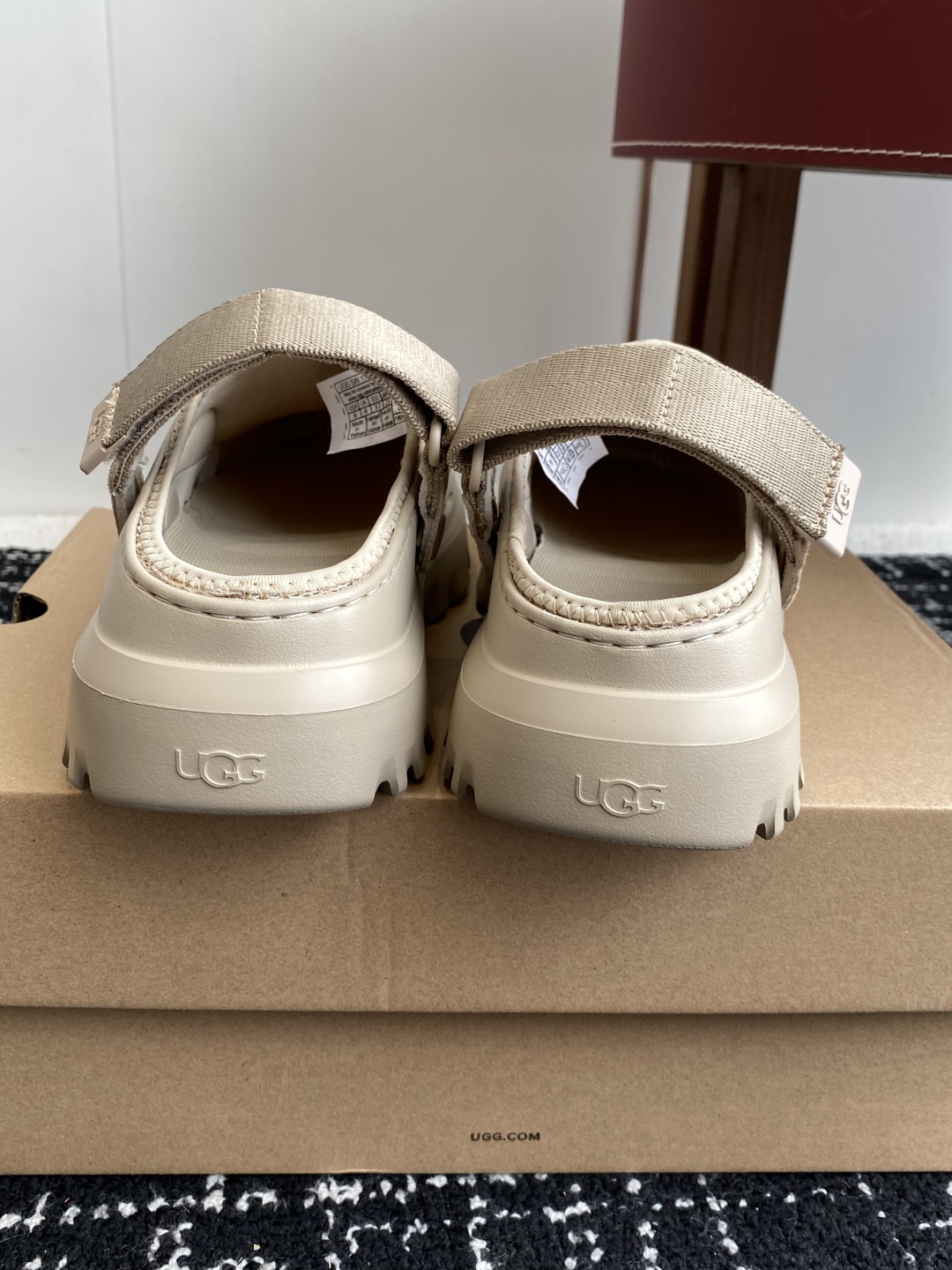 东莞代购级
UGG25ss 新款 勃肯 包头拖 这个品牌我就心动了

代购找很久才买到货，真的一鞋难求，