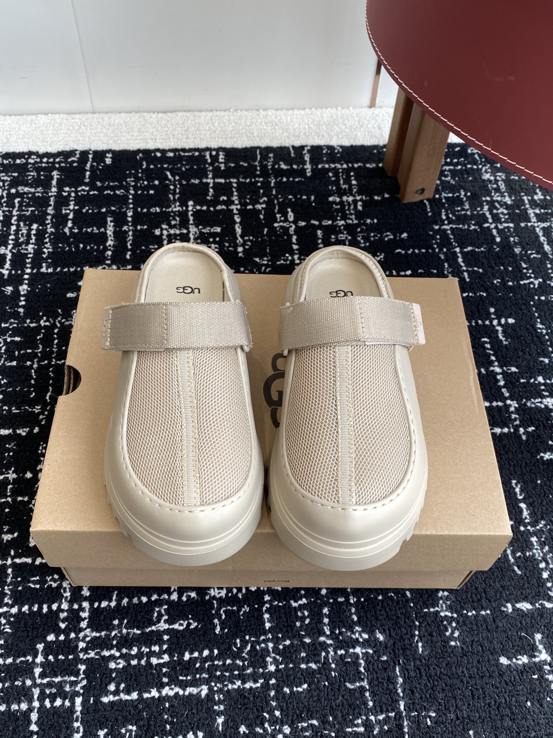 东莞代购级
UGG25ss 新款 勃肯 包头拖 这个品牌我就心动了

代购找很久才买到货，真的一鞋难求，