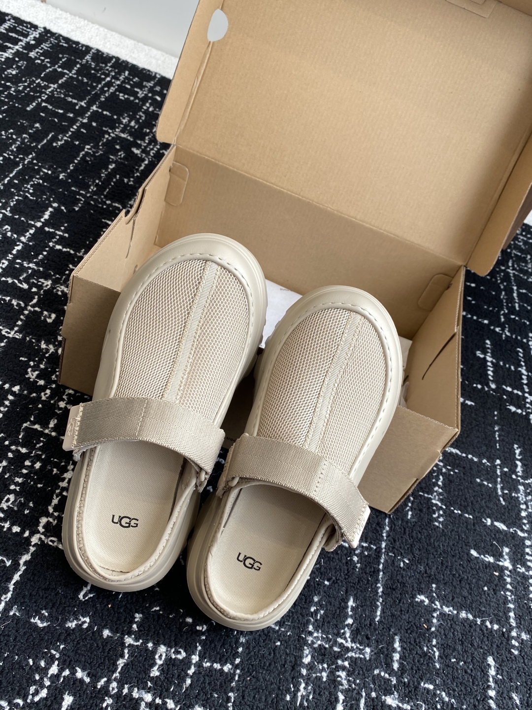 东莞代购级
UGG25ss 新款 勃肯 包头拖 这个品牌我就心动了

代购找很久才买到货，真的一鞋难求，