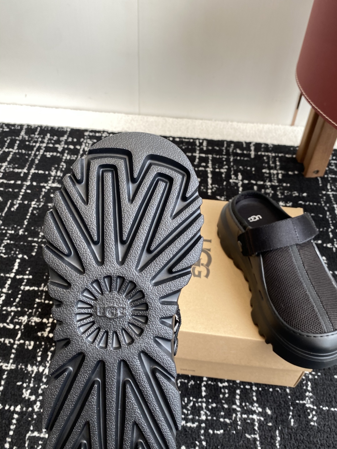 东莞代购级
UGG25ss 新款 勃肯 包头拖 这个品牌我就心动了

代购找很久才买到货，真的一鞋难求，