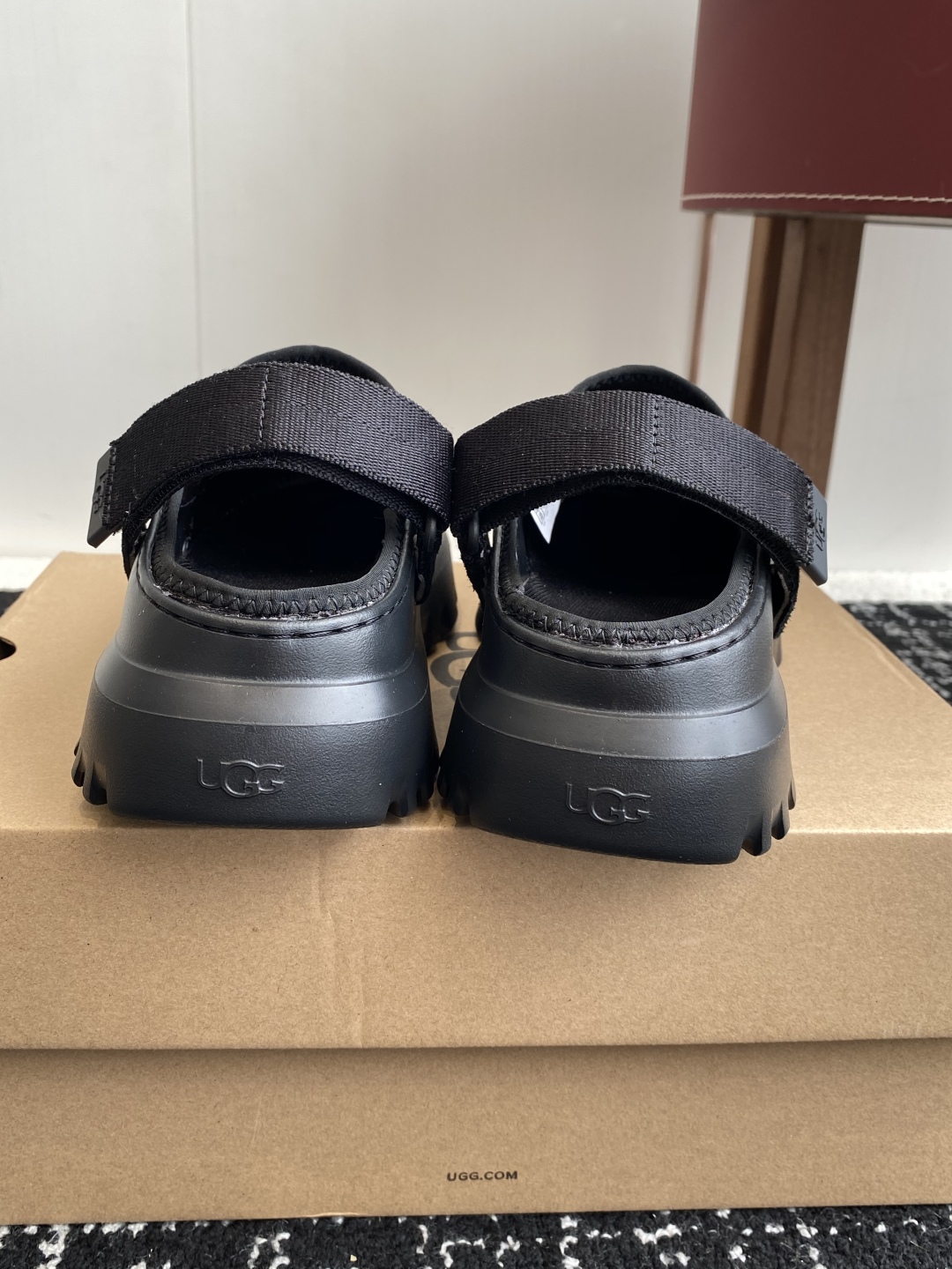 东莞代购级
UGG25ss 新款 勃肯 包头拖 这个品牌我就心动了

代购找很久才买到货，真的一鞋难求，