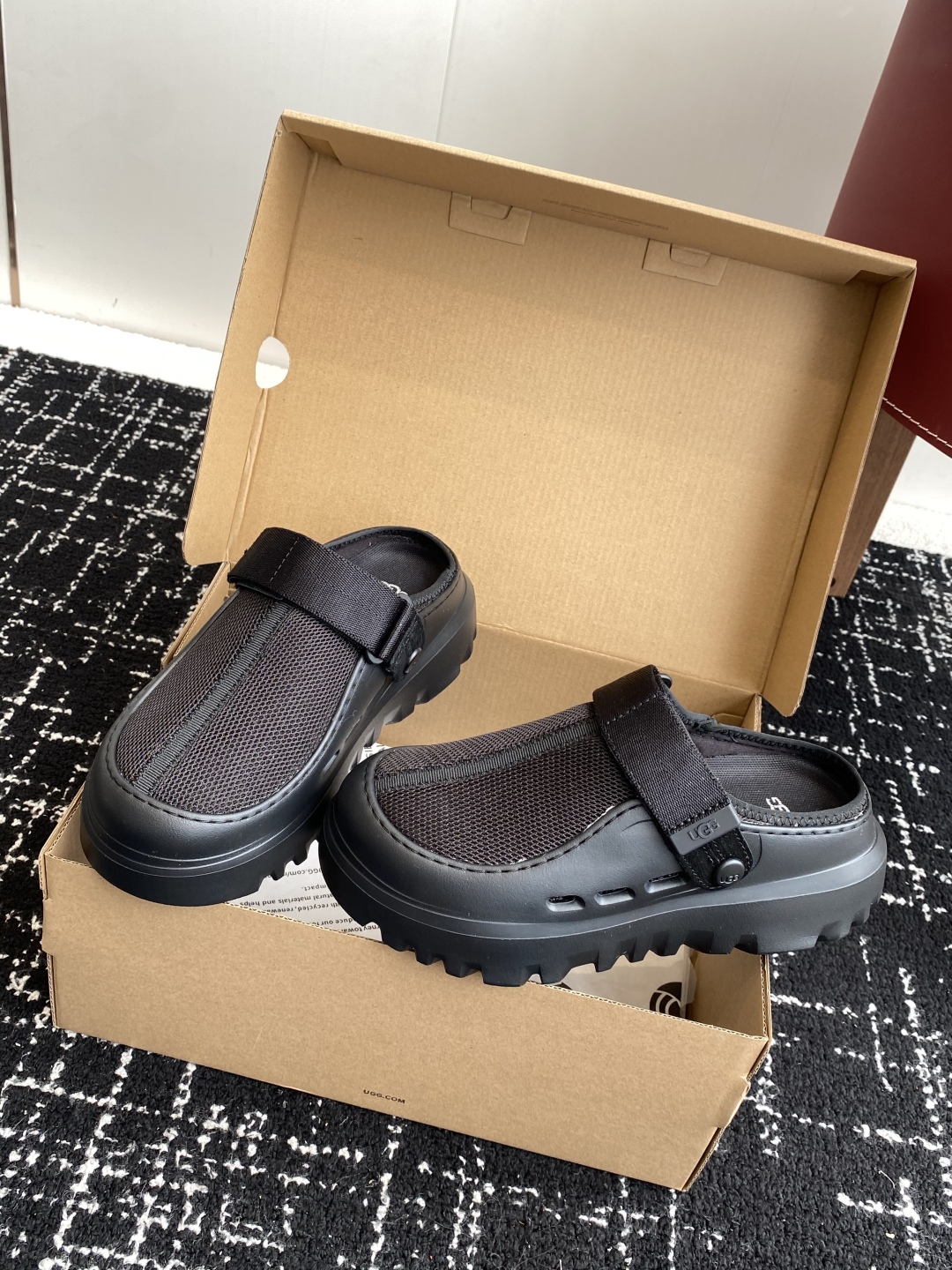 东莞代购级
UGG25ss 新款 勃肯 包头拖 这个品牌我就心动了

代购找很久才买到货，真的一鞋难求，