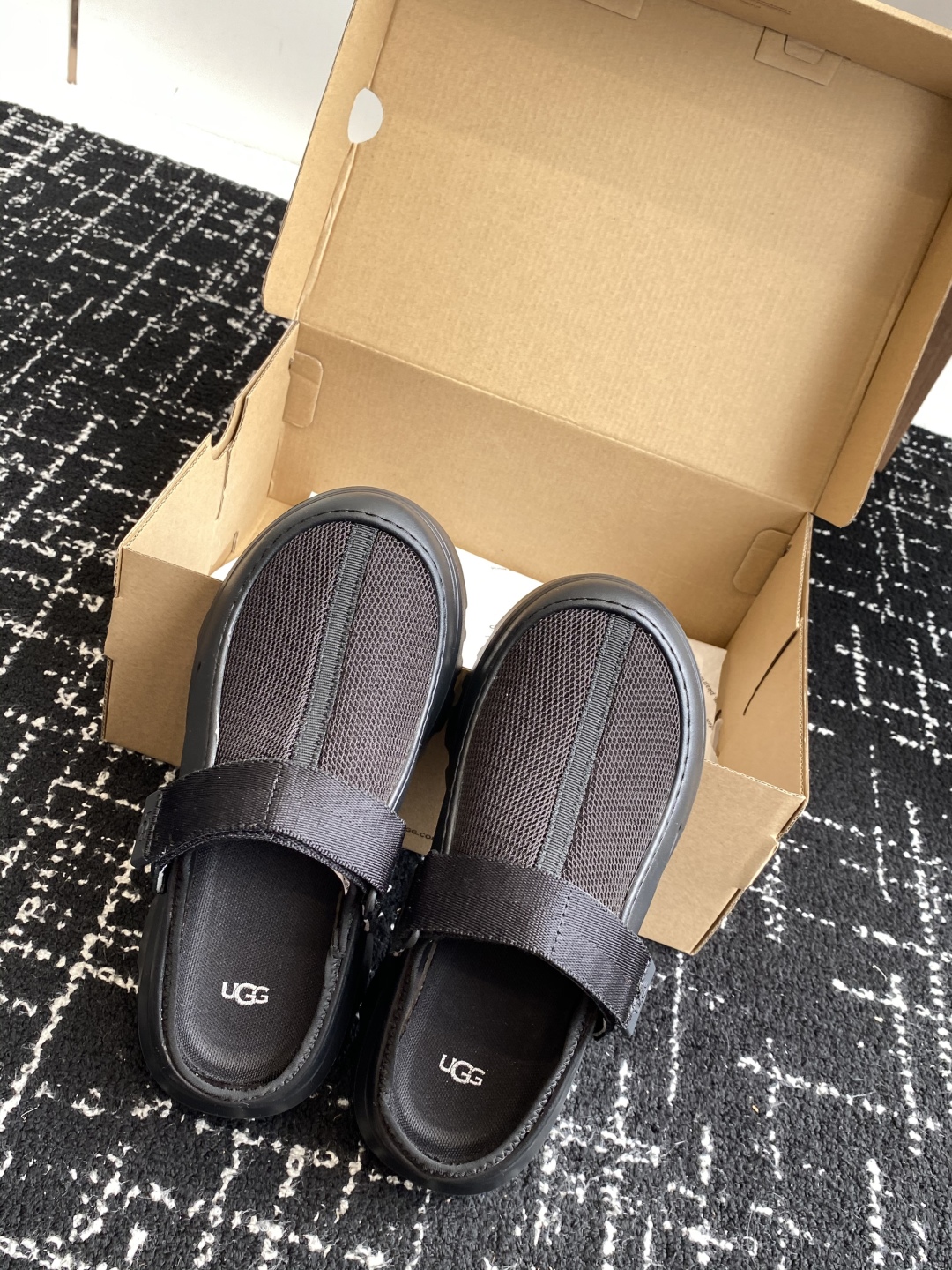 东莞代购级
UGG25ss 新款 勃肯 包头拖 这个品牌我就心动了

代购找很久才买到货，真的一鞋难求，