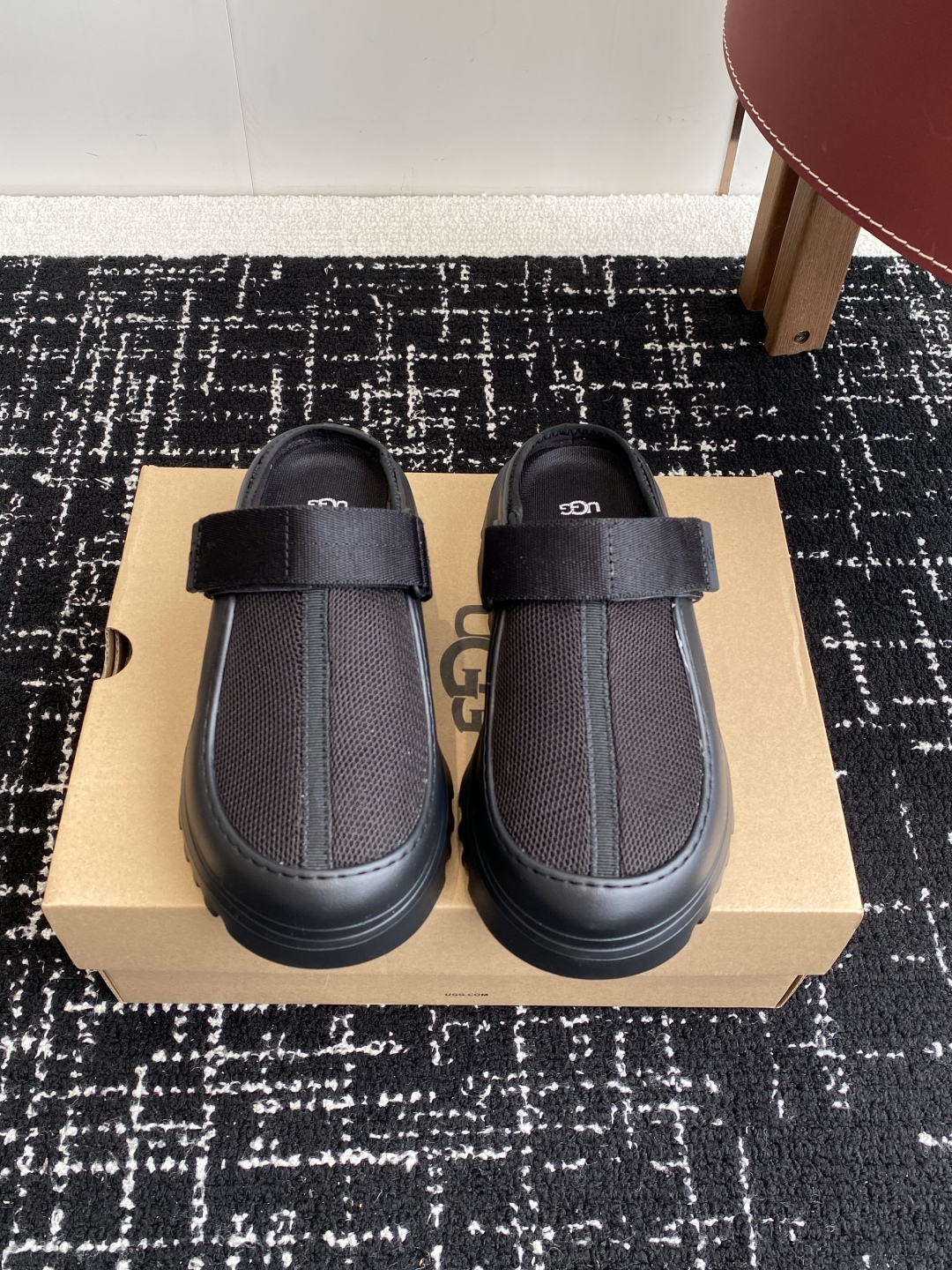 东莞代购级
UGG25ss 新款 勃肯 包头拖 这个品牌我就心动了

代购找很久才买到货，真的一鞋难求，