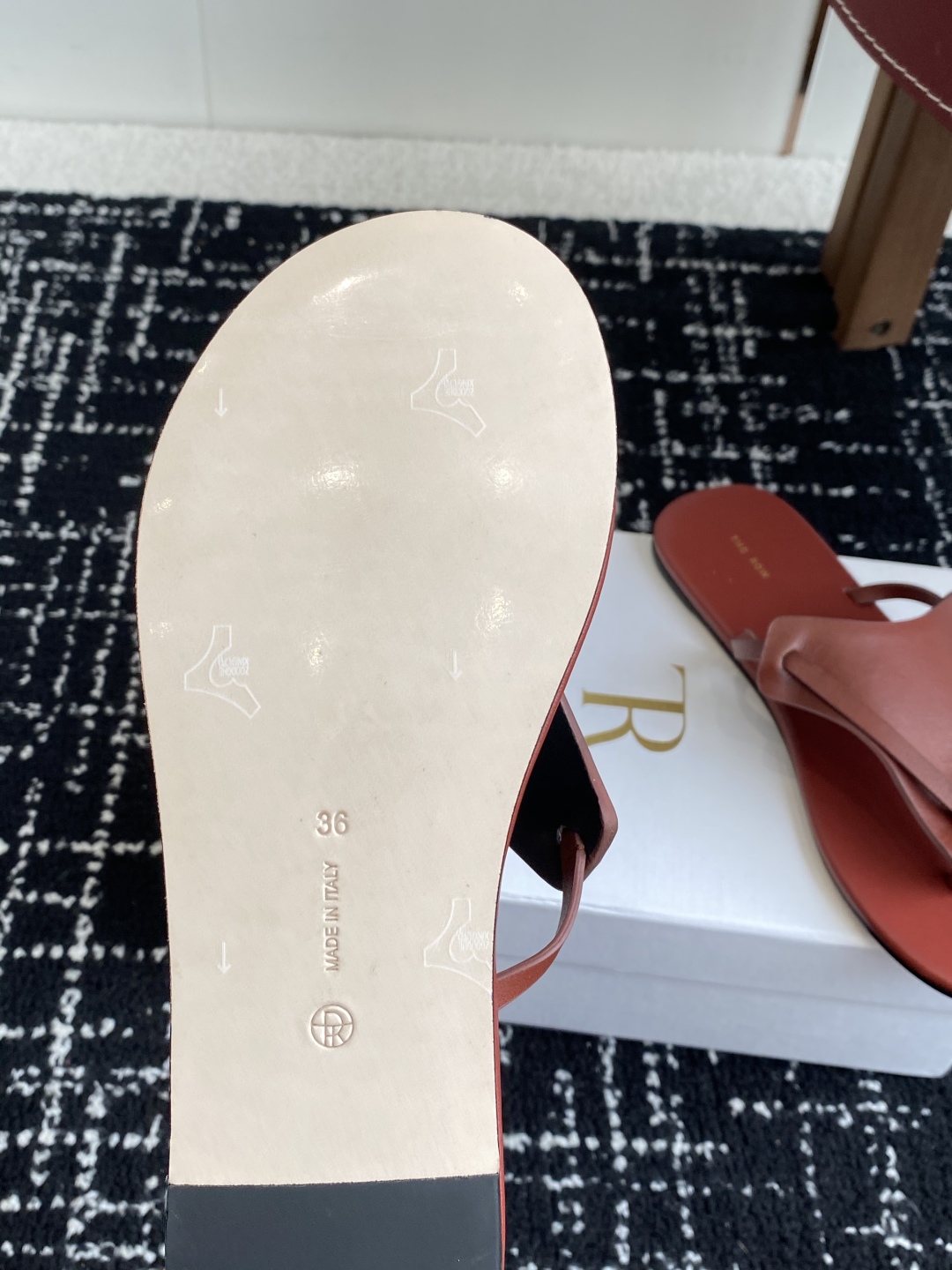东莞代购级
The Row 25ss 沙滩 夹脚人字拖鞋 第一眼看到这个鞋子给人感觉很简单不起眼其实上脚