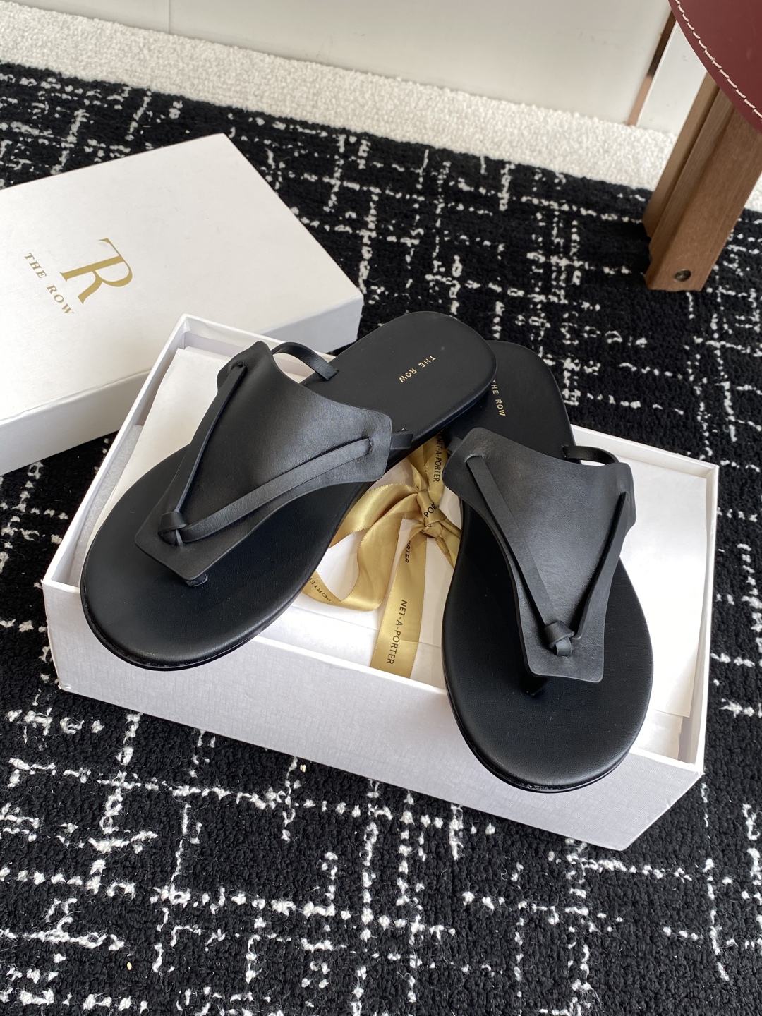 东莞代购级
The Row 25ss 沙滩 夹脚人字拖鞋 第一眼看到这个鞋子给人感觉很简单不起眼其实上脚