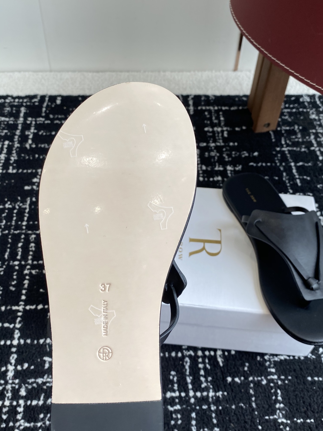 东莞代购级
The Row 25ss 沙滩 夹脚人字拖鞋 第一眼看到这个鞋子给人感觉很简单不起眼其实上脚