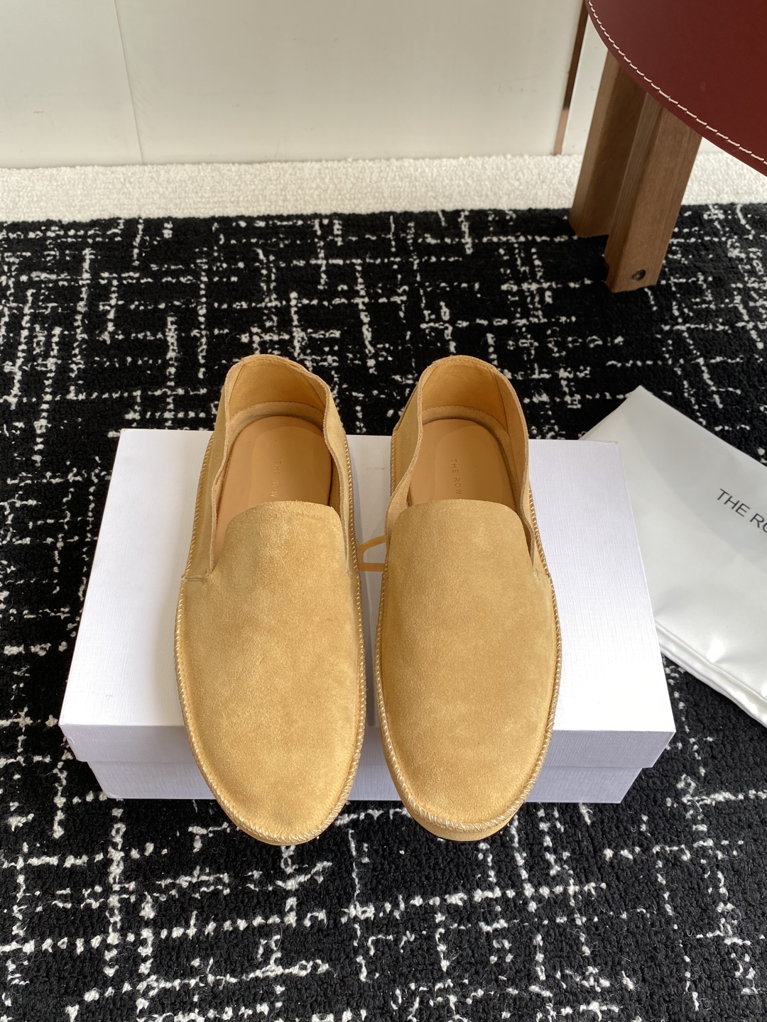 代购级
The Row 25ss 春夏新款 极简乐福鞋 麂皮 单鞋

这款是row经典款的改良，鞋底加厚