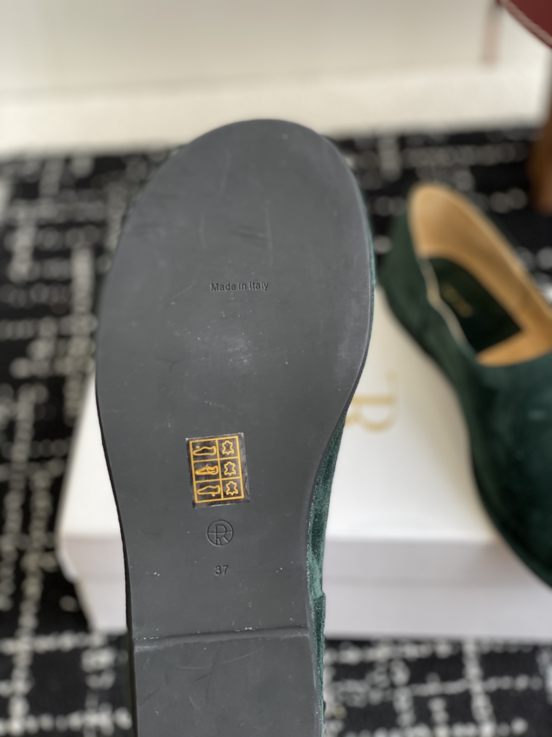 代购级
The Row 25ss 春夏新款 极简乐福鞋 麂皮 单鞋

这款是row经典款的改良，鞋底加厚