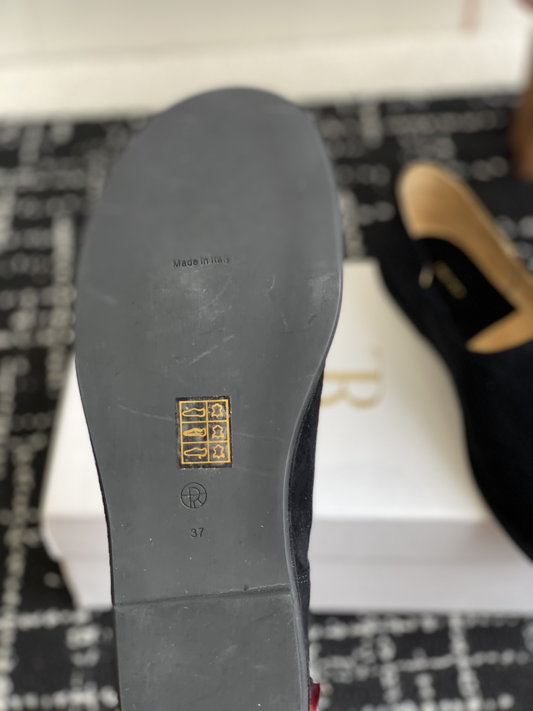 代购级
The Row 25ss 春夏新款 极简乐福鞋 麂皮 单鞋

这款是row经典款的改良，鞋底加厚