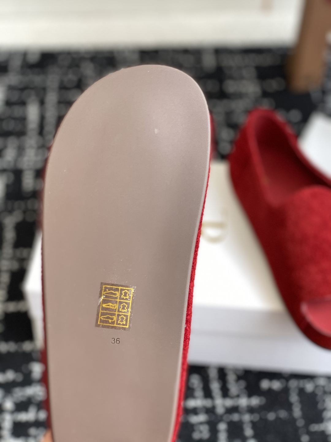 代购级
the row 25ss 春夏新款 凉鞋 时尚感满满的凉鞋，极简模式开启，舒适夏季降临

舒适百