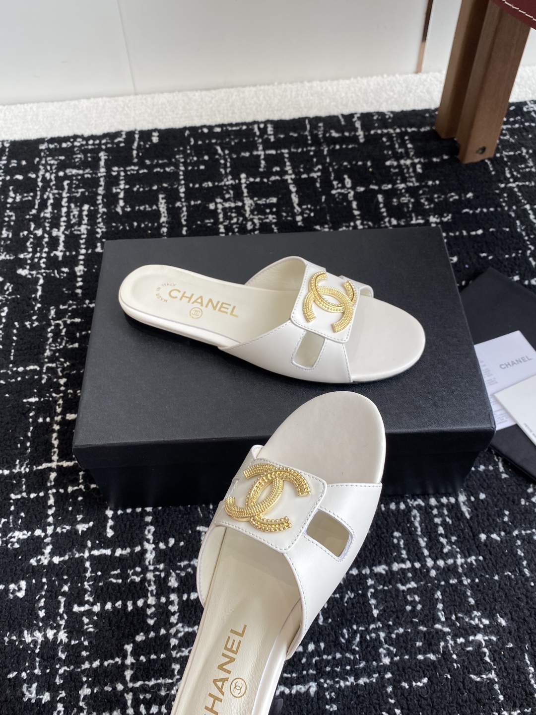代购级
Chanel 小香 25ss 春夏新品度假 羊皮 懒人拖 

小香的一款全新设计 鞋面搭配双C五