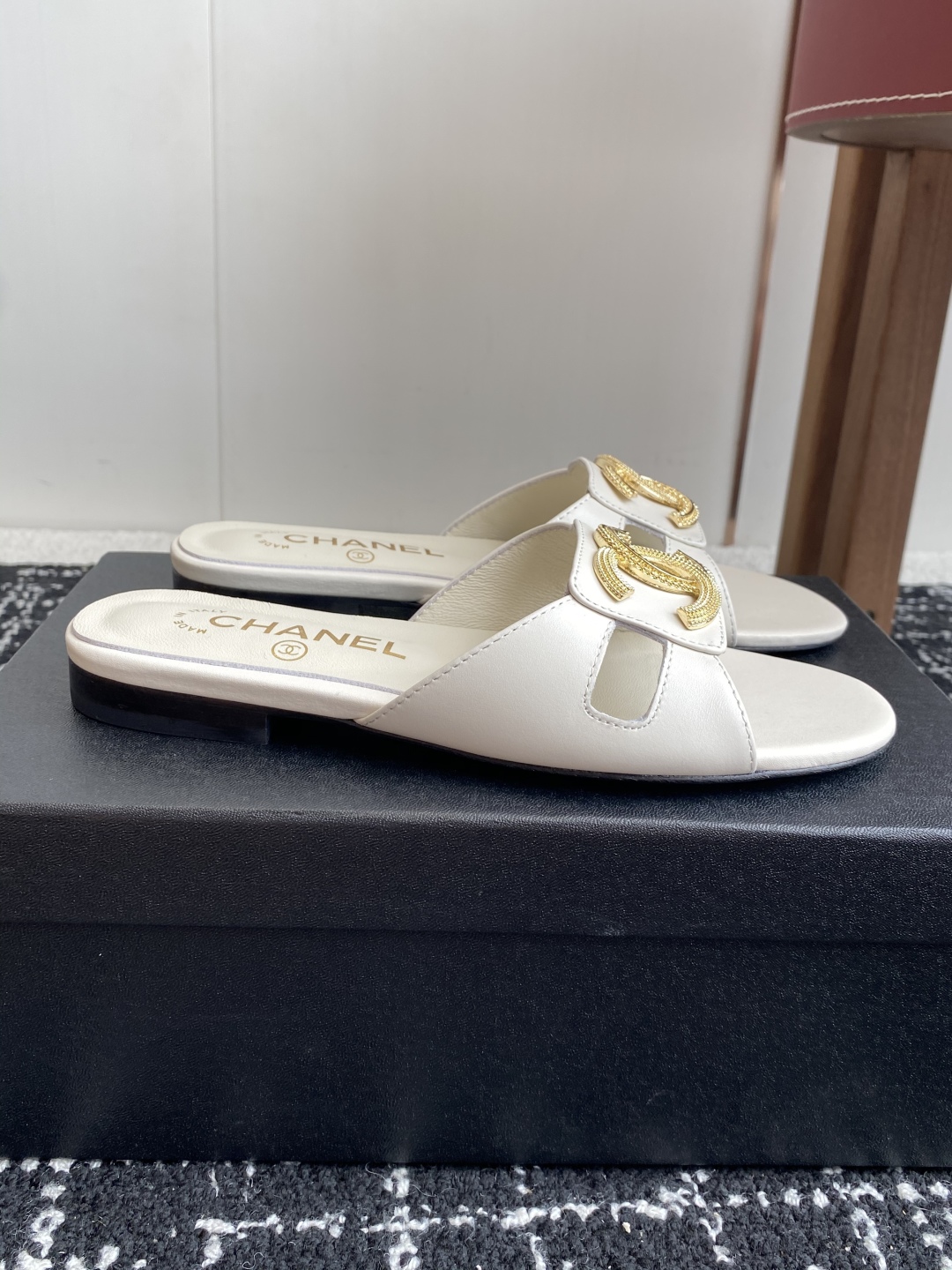 代购级
Chanel 小香 25ss 春夏新品度假 羊皮 懒人拖 

小香的一款全新设计 鞋面搭配双C五