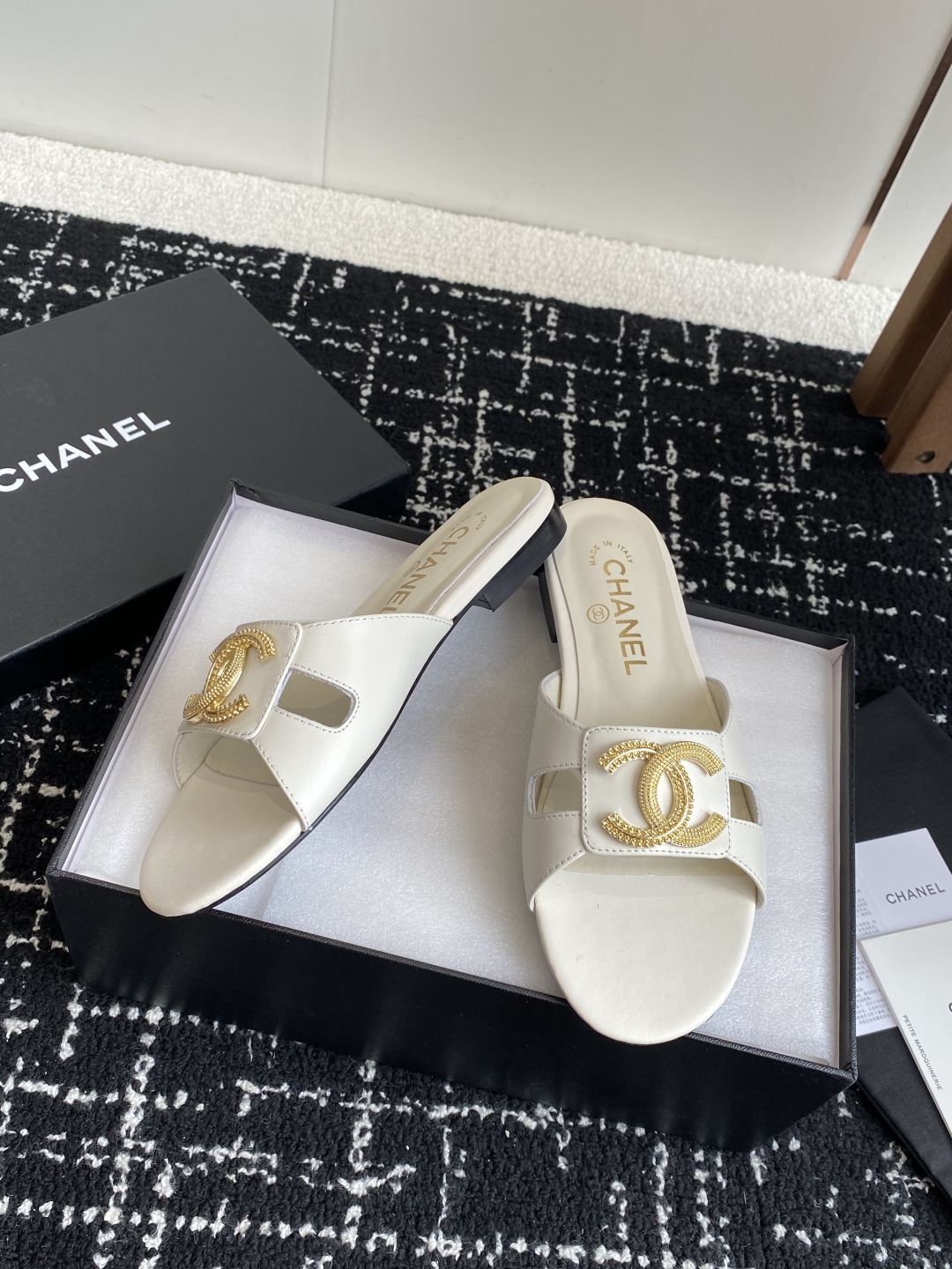 代购级
Chanel 小香 25ss 春夏新品度假 羊皮 懒人拖 

小香的一款全新设计 鞋面搭配双C五