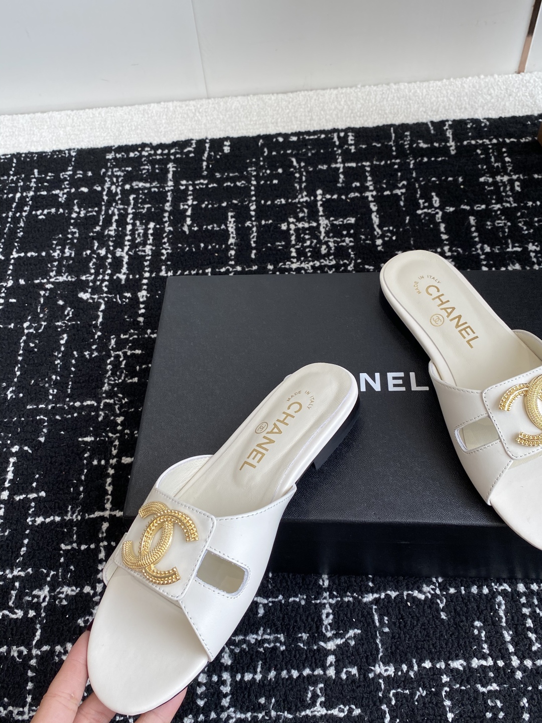 代购级
Chanel 小香 25ss 春夏新品度假 羊皮 懒人拖 

小香的一款全新设计 鞋面搭配双C五