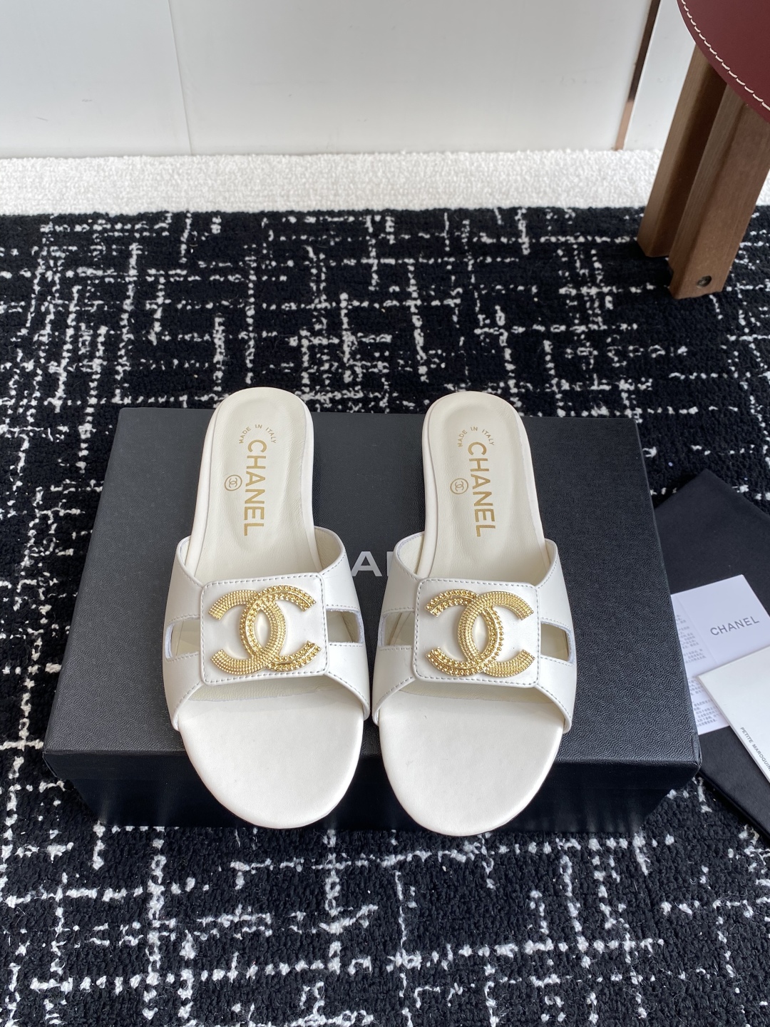 代购级
Chanel 小香 25ss 春夏新品度假 羊皮 懒人拖 

小香的一款全新设计 鞋面搭配双C五