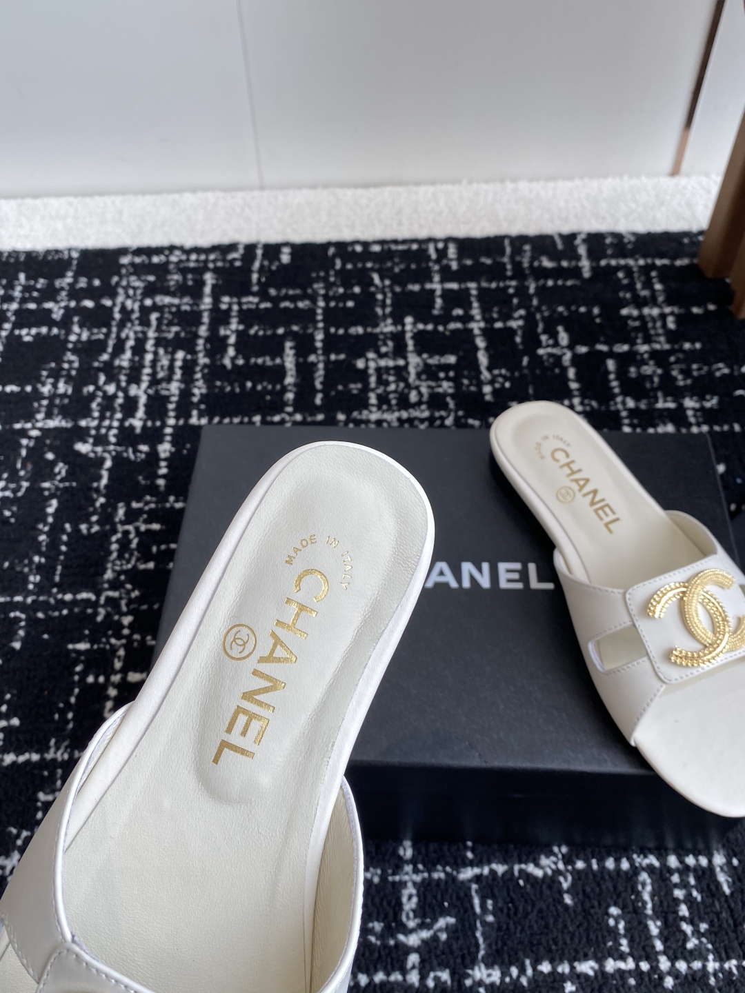 代购级
Chanel 小香 25ss 春夏新品度假 羊皮 懒人拖 

小香的一款全新设计 鞋面搭配双C五