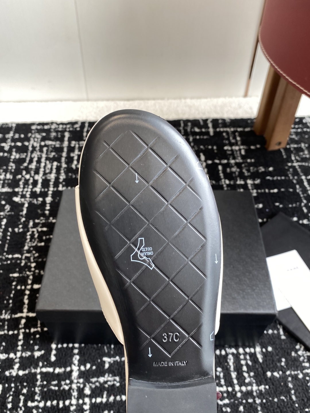 代购级
Chanel 小香 25ss 春夏新品度假 羊皮 懒人拖 

小香的一款全新设计 鞋面搭配双C五