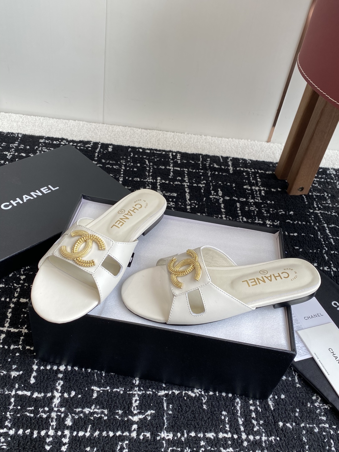 代购级
Chanel 小香 25ss 春夏新品度假 羊皮 懒人拖 

小香的一款全新设计 鞋面搭配双C五