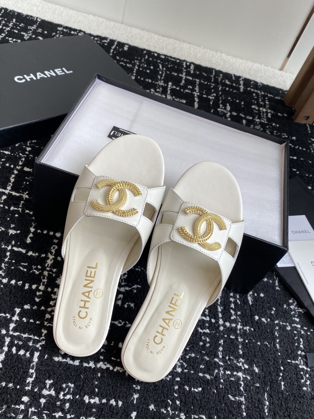 代购级
Chanel 小香 25ss 春夏新品度假 羊皮 懒人拖 

小香的一款全新设计 鞋面搭配双C五