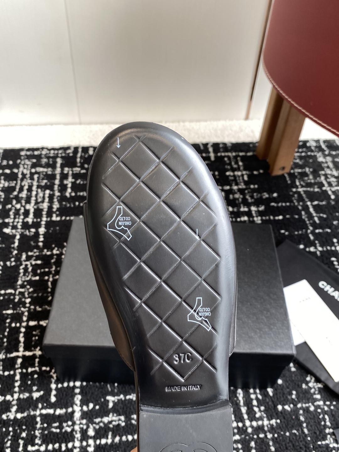 代购级
Chanel 小香 25ss 春夏新品度假 羊皮 懒人拖 

小香的一款全新设计 鞋面搭配双C五