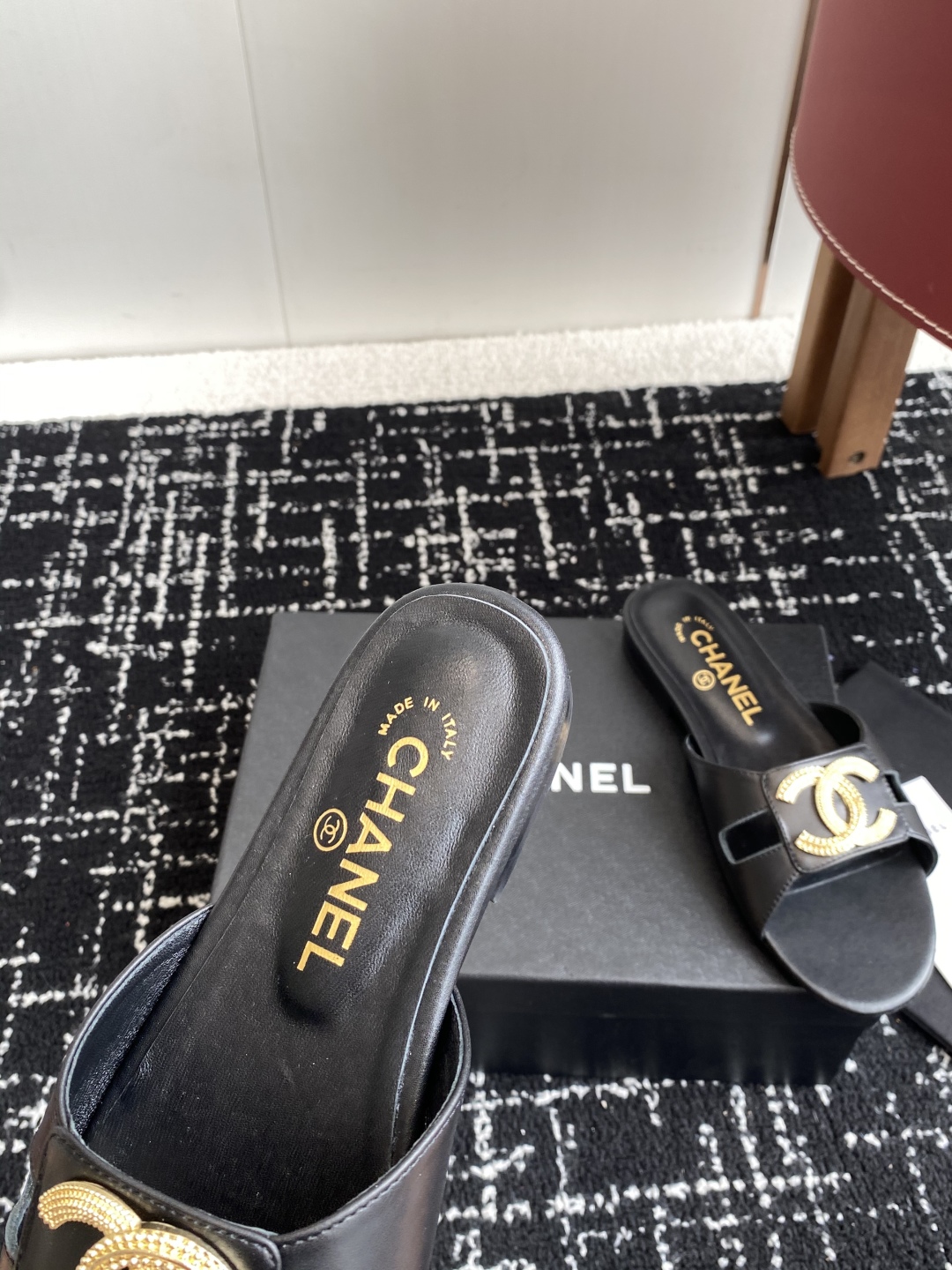 代购级
Chanel 小香 25ss 春夏新品度假 羊皮 懒人拖 

小香的一款全新设计 鞋面搭配双C五