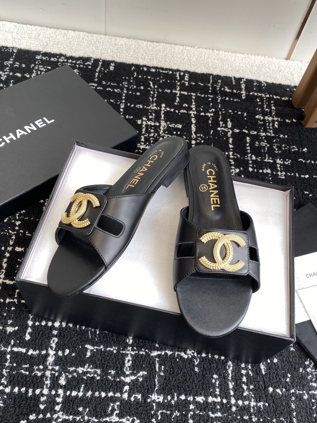 代购级
Chanel 小香 25ss 春夏新品度假 羊皮 懒人拖 

小香的一款全新设计 鞋面搭配双C五