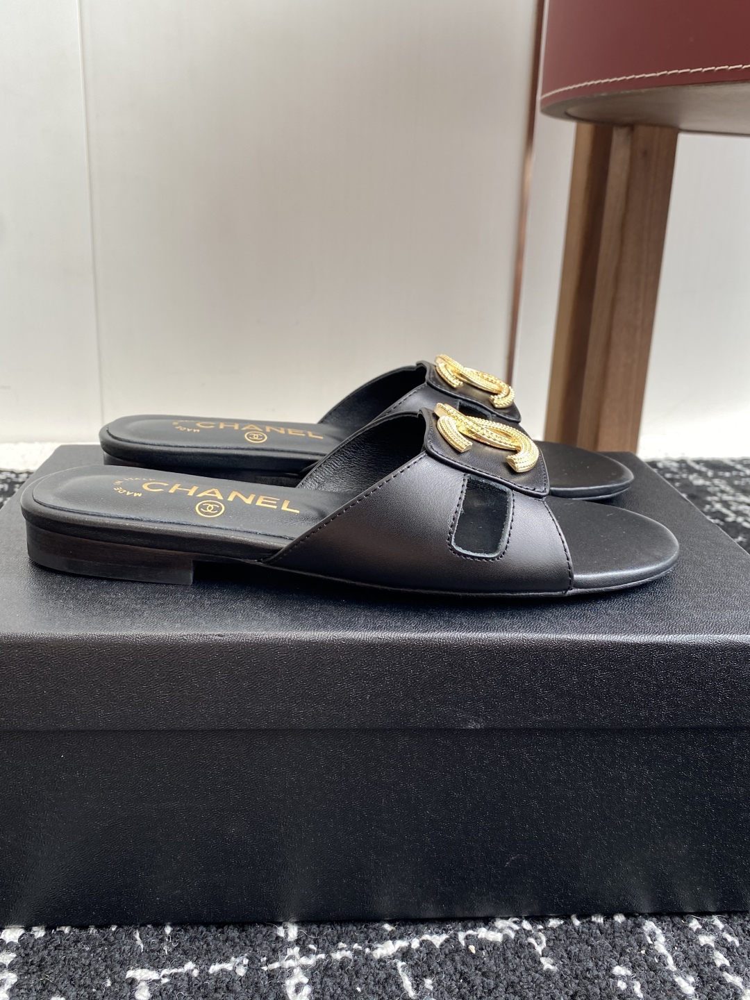 代购级
Chanel 小香 25ss 春夏新品度假 羊皮 懒人拖 

小香的一款全新设计 鞋面搭配双C五