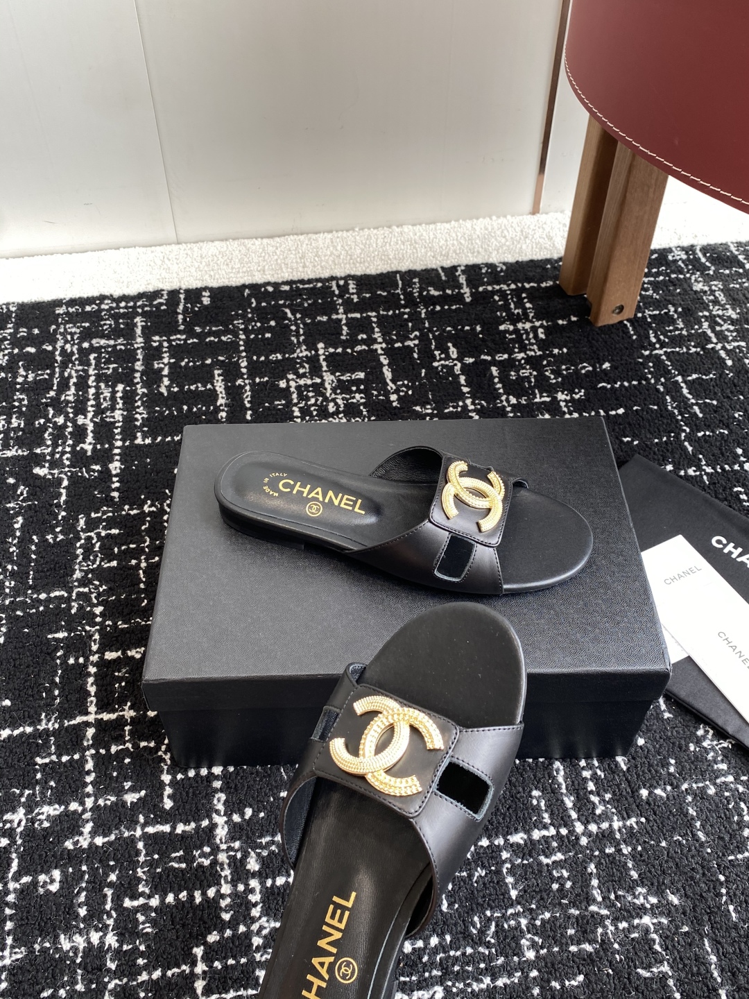 代购级
Chanel 小香 25ss 春夏新品度假 羊皮 懒人拖 

小香的一款全新设计 鞋面搭配双C五