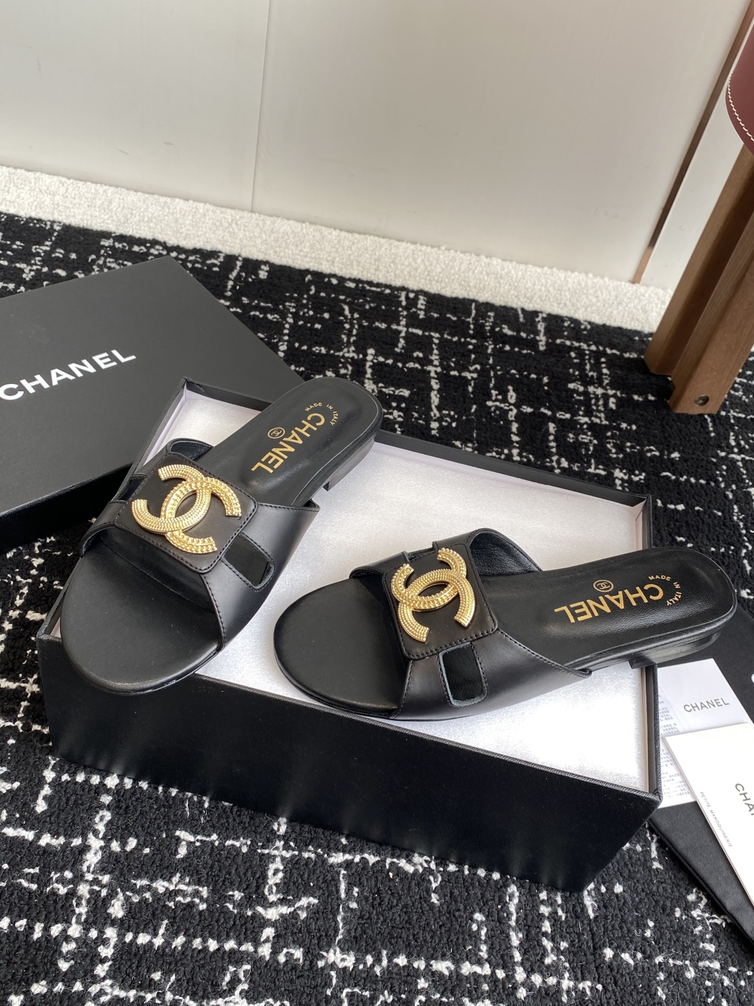 代购级
Chanel 小香 25ss 春夏新品度假 羊皮 懒人拖 

小香的一款全新设计 鞋面搭配双C五