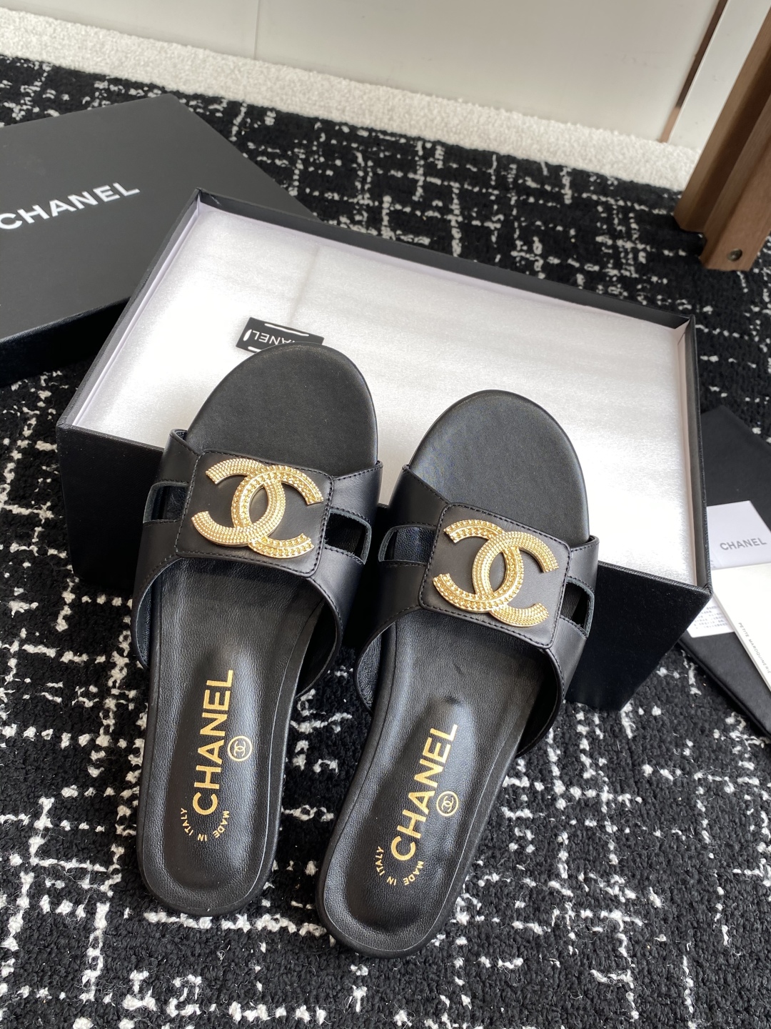 代购级
Chanel 小香 25ss 春夏新品度假 羊皮 懒人拖 

小香的一款全新设计 鞋面搭配双C五