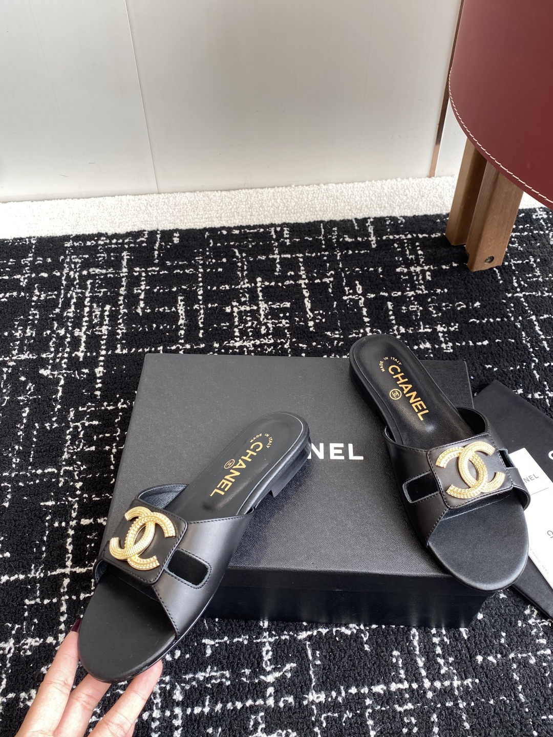 代购级
Chanel 小香 25ss 春夏新品度假 羊皮 懒人拖 

小香的一款全新设计 鞋面搭配双C五