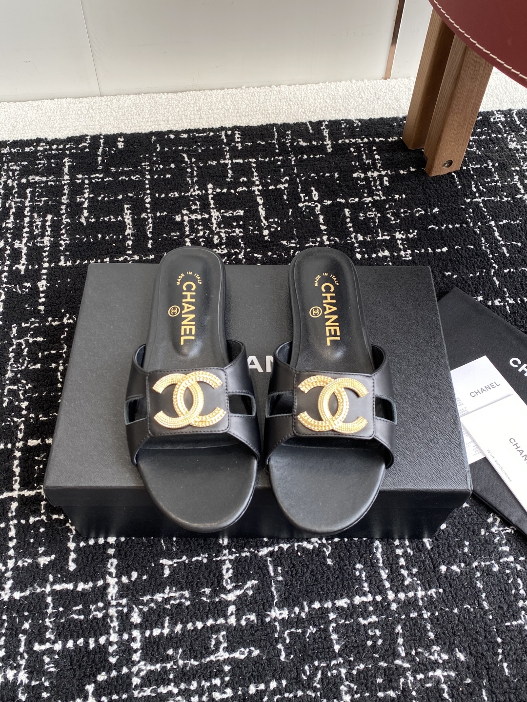 代购级
Chanel 小香 25ss 春夏新品度假 羊皮 懒人拖 

小香的一款全新设计 鞋面搭配双C五