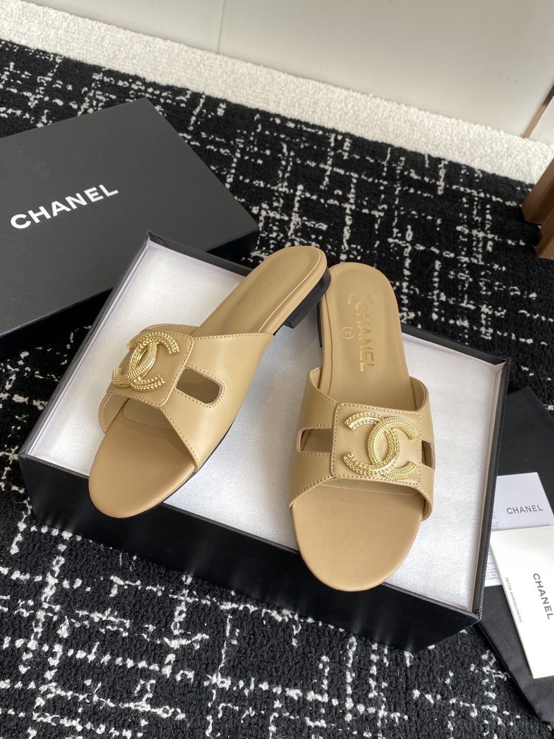 代购级
Chanel 小香 25ss 春夏新品度假 羊皮 懒人拖 

小香的一款全新设计 鞋面搭配双C五
