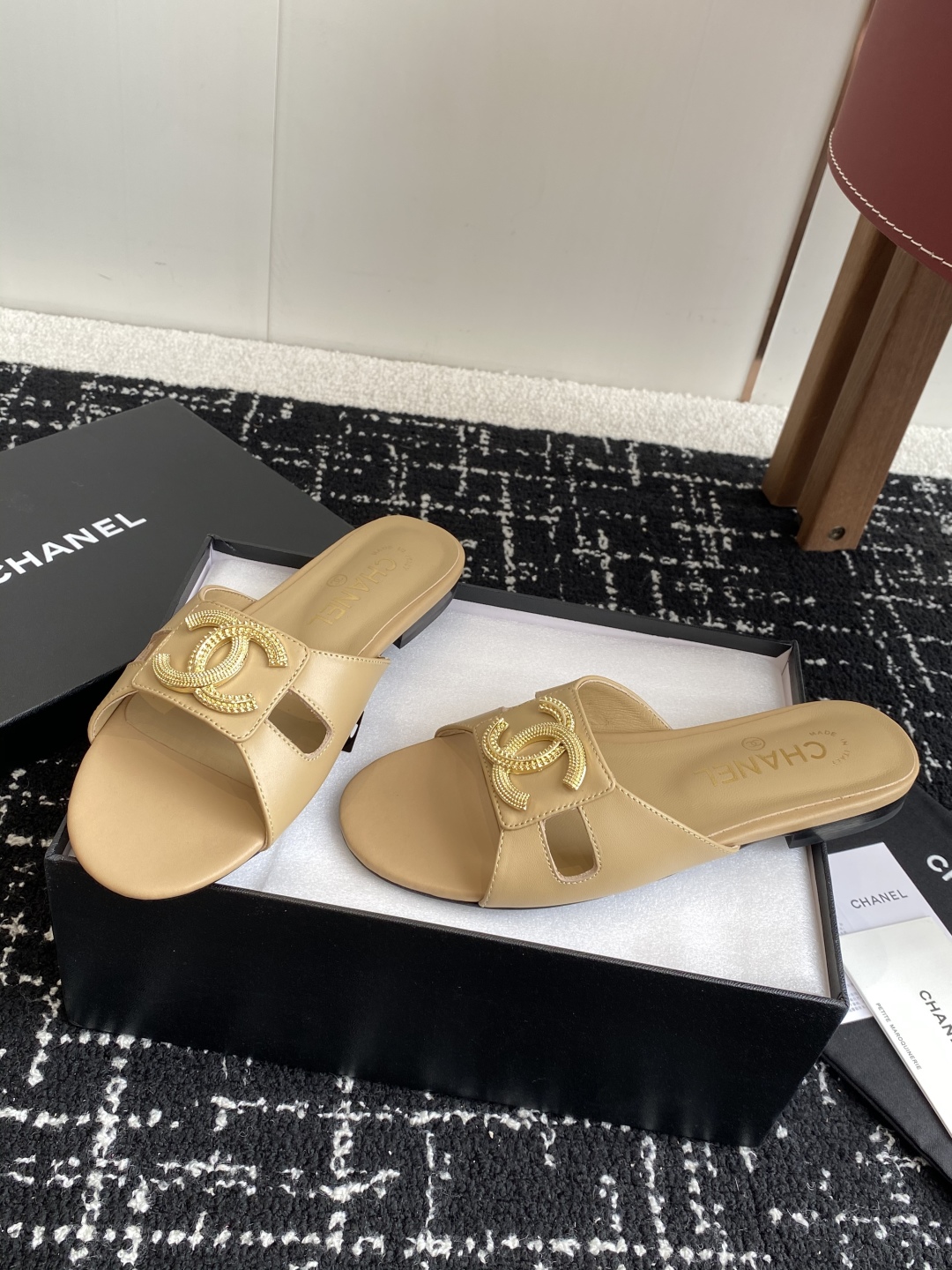 代购级
Chanel 小香 25ss 春夏新品度假 羊皮 懒人拖 

小香的一款全新设计 鞋面搭配双C五