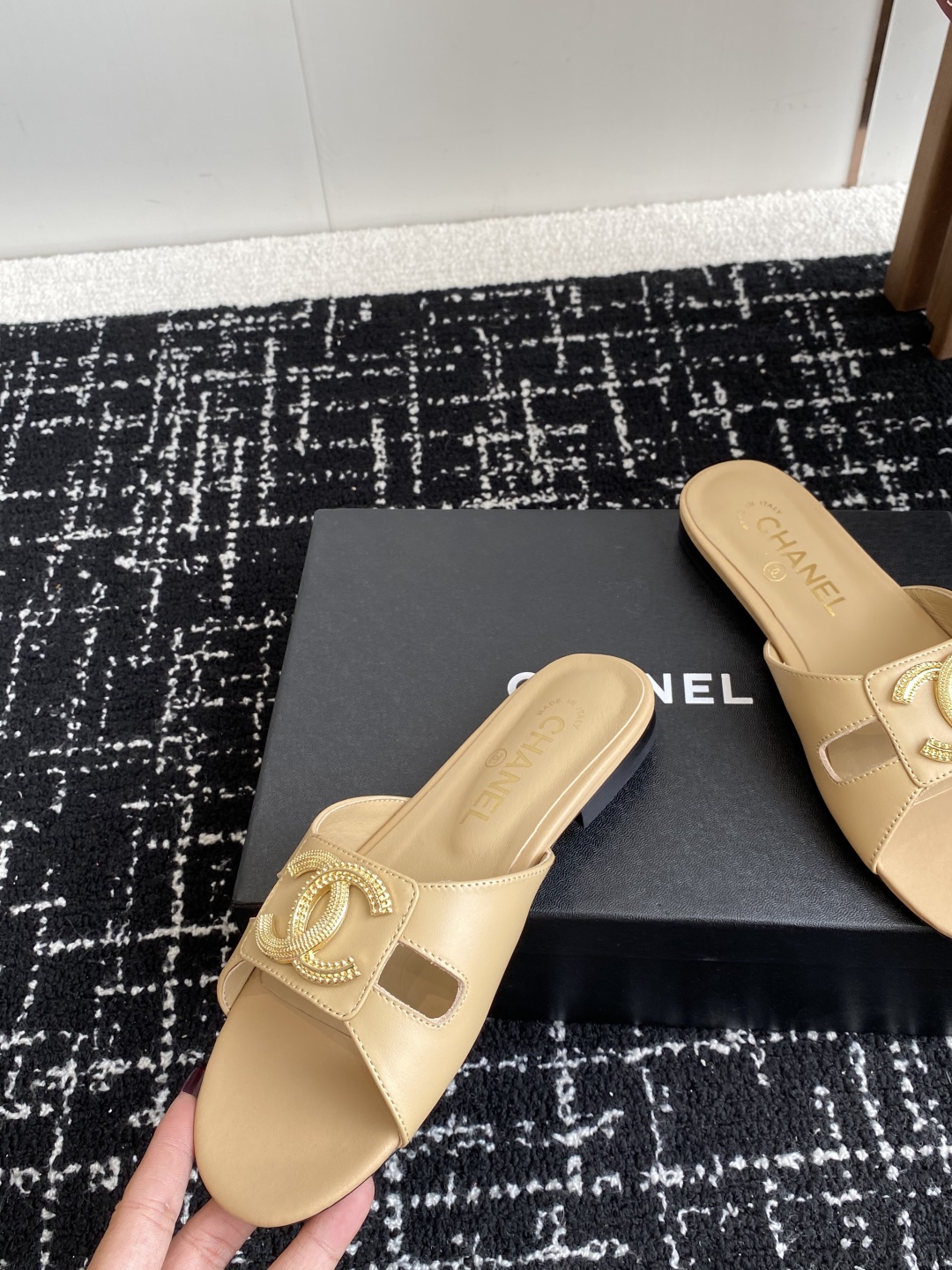 代购级
Chanel 小香 25ss 春夏新品度假 羊皮 懒人拖 

小香的一款全新设计 鞋面搭配双C五