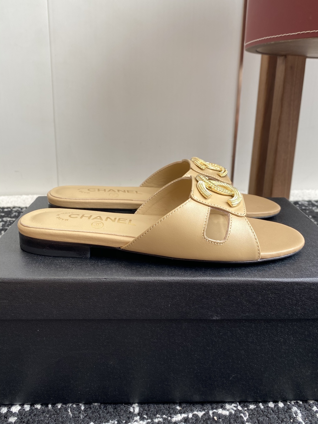 代购级
Chanel 小香 25ss 春夏新品度假 羊皮 懒人拖 

小香的一款全新设计 鞋面搭配双C五