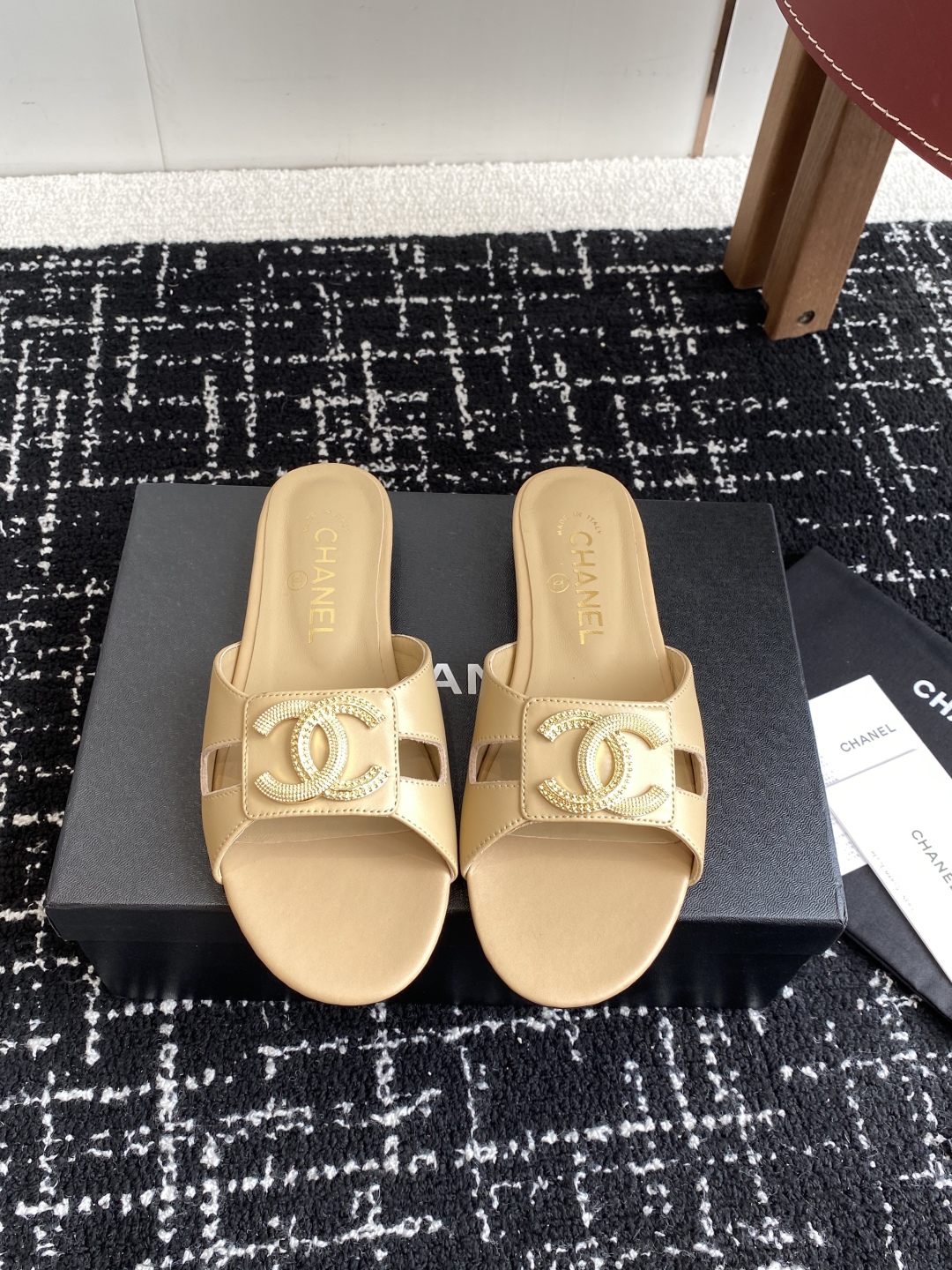 代购级
Chanel 小香 25ss 春夏新品度假 羊皮 懒人拖 

小香的一款全新设计 鞋面搭配双C五