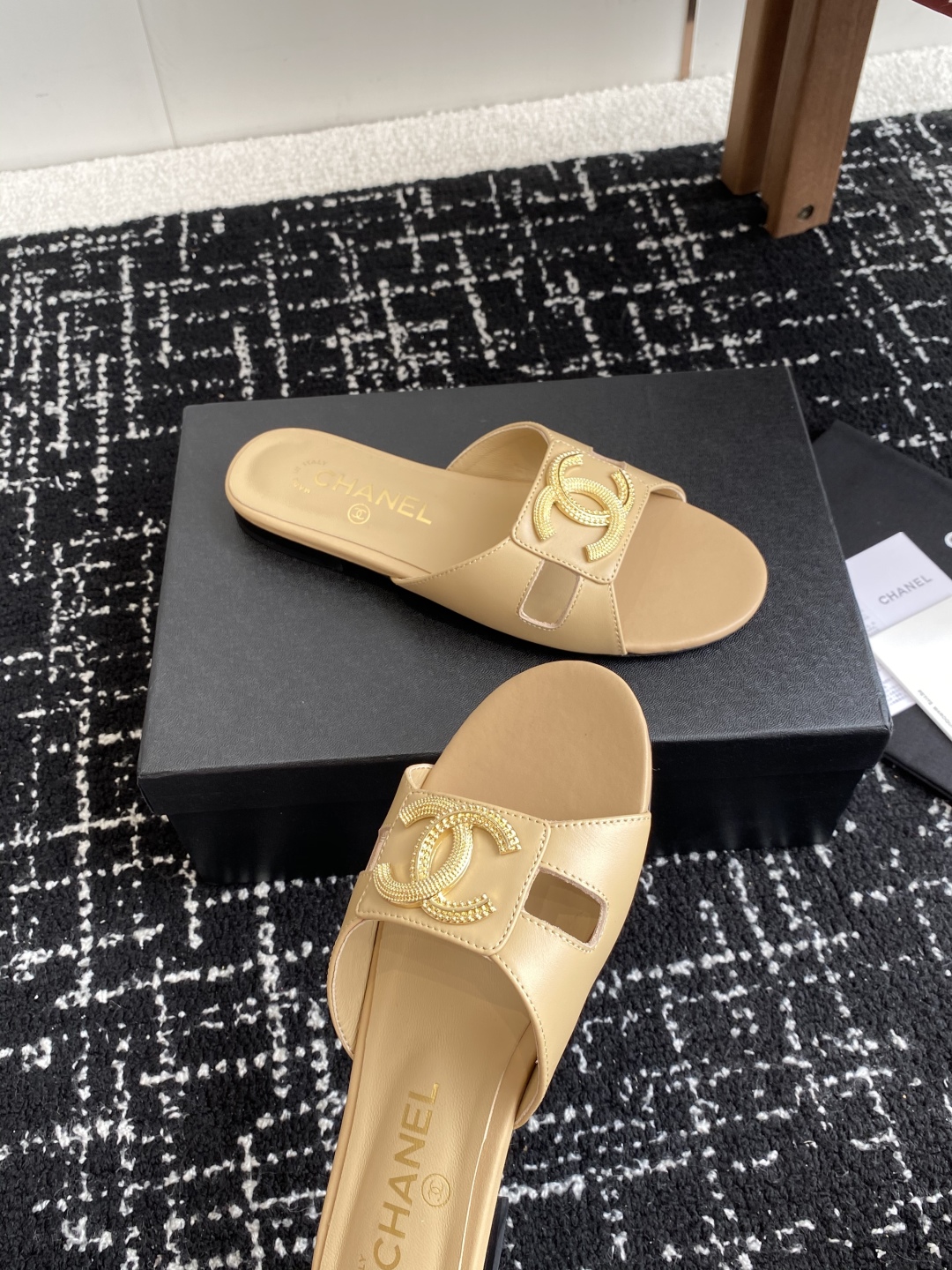代购级
Chanel 小香 25ss 春夏新品度假 羊皮 懒人拖 

小香的一款全新设计 鞋面搭配双C五