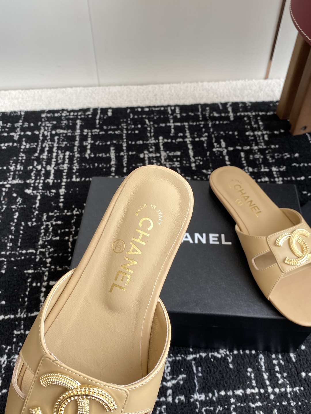 代购级
Chanel 小香 25ss 春夏新品度假 羊皮 懒人拖 

小香的一款全新设计 鞋面搭配双C五