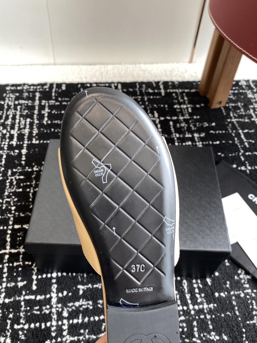 代购级
Chanel 小香 25ss 春夏新品度假 羊皮 懒人拖 

小香的一款全新设计 鞋面搭配双C五
