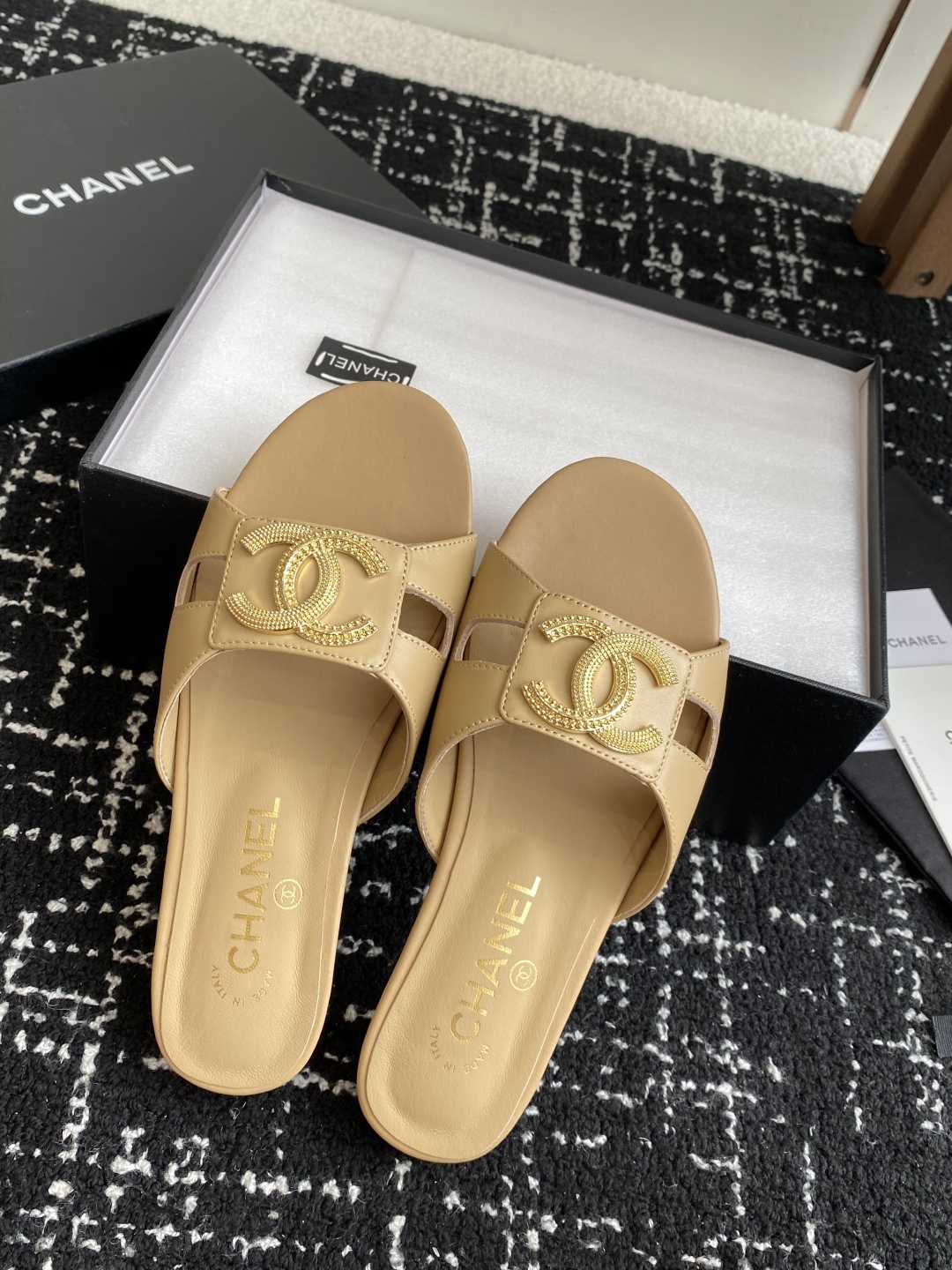 代购级
Chanel 小香 25ss 春夏新品度假 羊皮 懒人拖 

小香的一款全新设计 鞋面搭配双C五