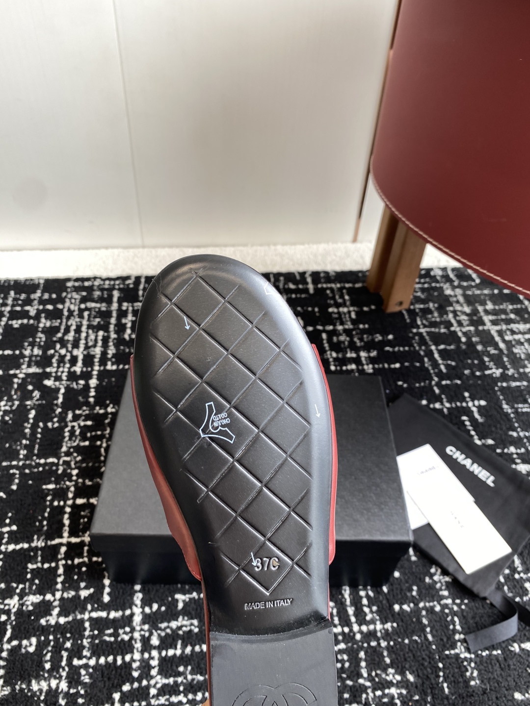 代购级
Chanel 小香 25ss 春夏新品度假 羊皮 懒人拖 

小香的一款全新设计 鞋面搭配双C五