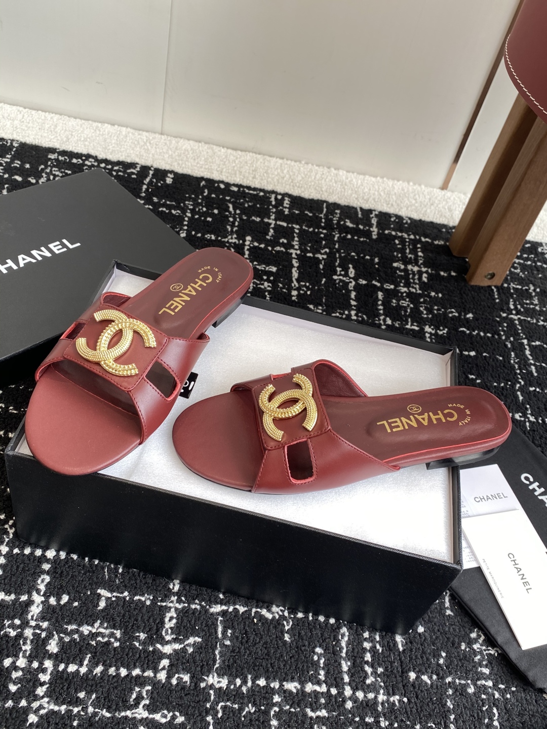 代购级
Chanel 小香 25ss 春夏新品度假 羊皮 懒人拖 

小香的一款全新设计 鞋面搭配双C五